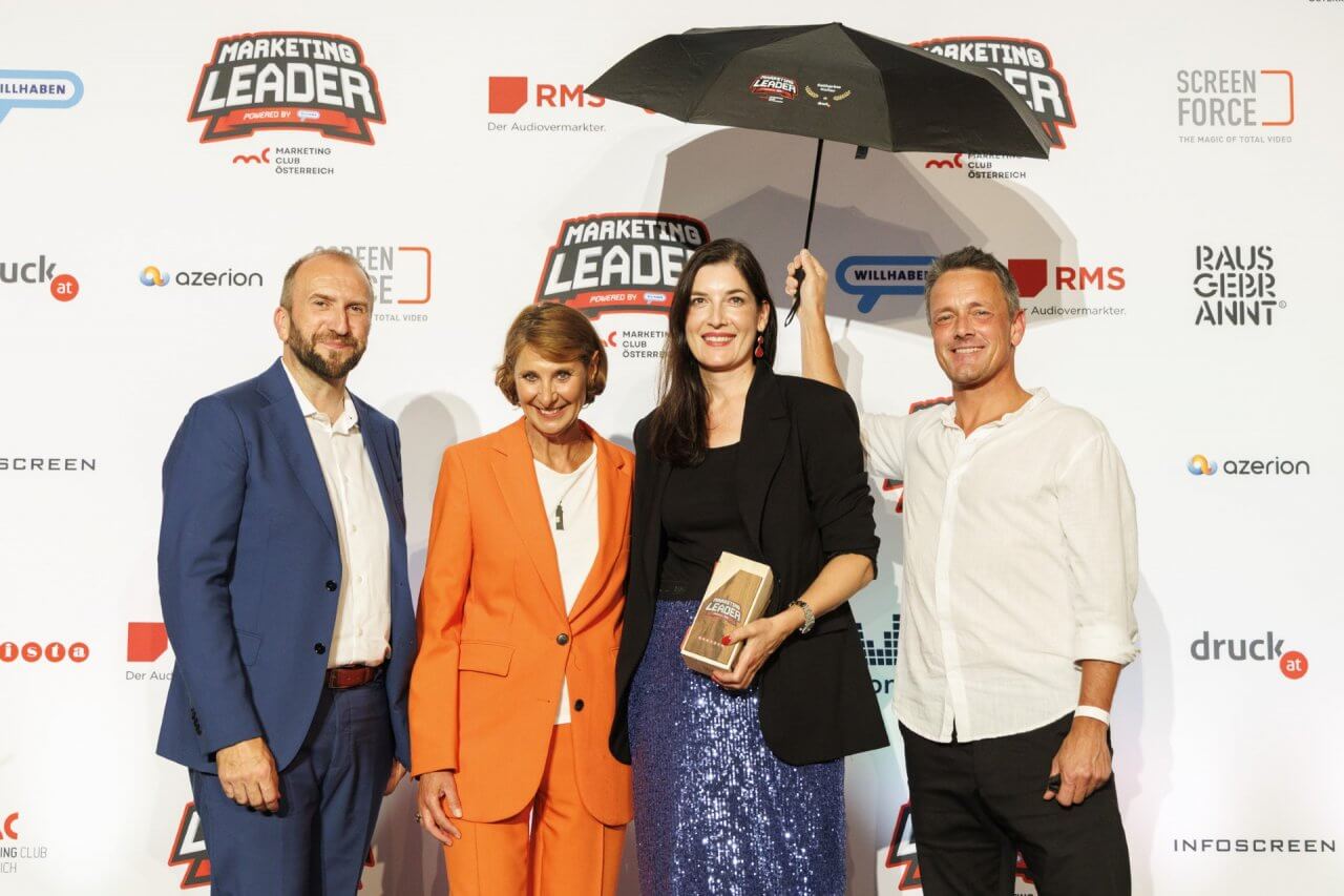 Katharina Kofler, Head of Marketing Kurier Medienhaus (mit Trophäe), wurde zum Marketing Leader of the year 2024 in der Kategorie Medien, Kultur & Entertainment gewählt. Marketing-Club-Österreich-Präsident Andreas Ladich, Andrea Groh vom Kategoriesponsor Gewista und Jochen Schneeberger vom Bewerbssponsor willhaben gratulieren.