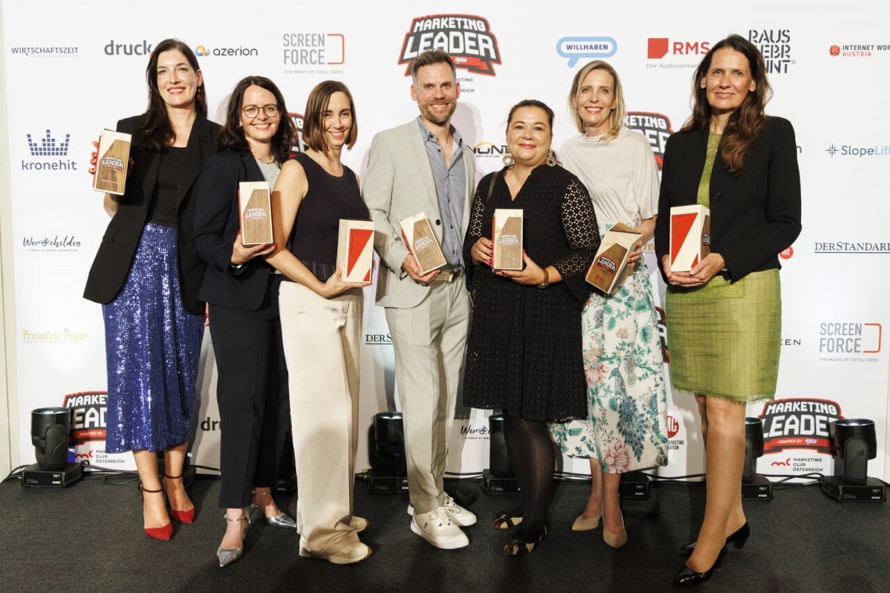 Die Marketing Leader of the year 2024 sind Katharina Kofler (Kurier), Julia Hrabal (Manner), Barbara Klinser-Kammerzelt (Magenta), Stefan Lorbeer (ÖAMTC), Barbara Ghaffari (NEOH), Melanie Rondonell (ÖBB) und Brigitte Hanzmann (LAMPERT Beratungs GmbH) in Vertretung des krankheitsbedingt verhinderten Werner Lampert („Ja! Natürlich“ und „zurück zum Ursprung“).