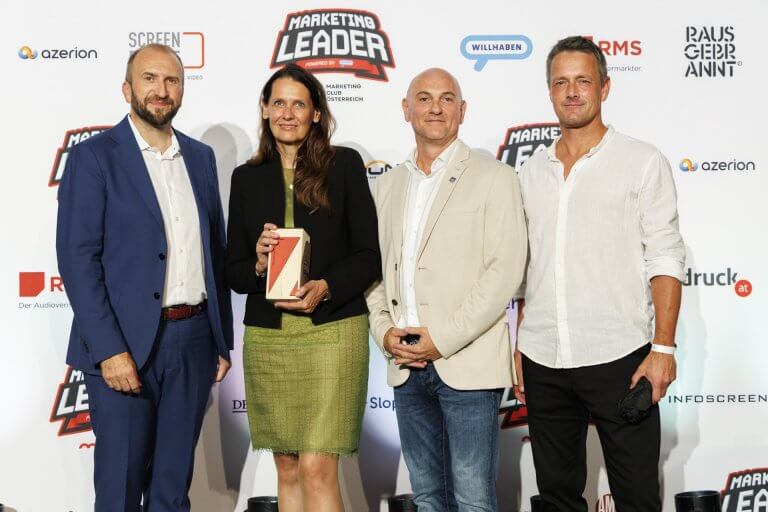 Im Zuge der Verleihung der Marketing Leader of the year Awards 2024 nahm Brigitte Hanzmann, Geschäftsführerin der LAMPERT Beratungs GmbH, den Sonderpreis für das Lebenswerk von Werner Lampert entgegen. Von links nach rechts: Marketing-Club-Österreich-Präsident Andreas Ladich, Brigitte Hanzmann (LAMPERT Beratungs GmbHI, Sonderpreissponsor Andrej Hörl (Kronehit) und Jochen Schneeberger vom Bewerbssponsor willhaben.