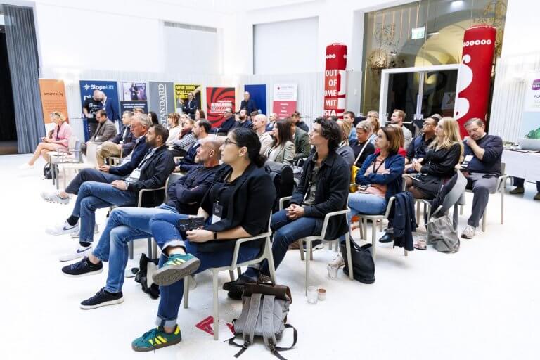 Dicht gedrängte Reihen bei der JETZT Retail Media am 23. und 24. September 2025 in Wien, wo sich sich zwei Konferenztage lang alles um Herangehensweisen, Strategien, Erfahrungswerte und Zukunftsvisionen in Zusammenhang mit der Trendwerbeform Retail Media drehte.