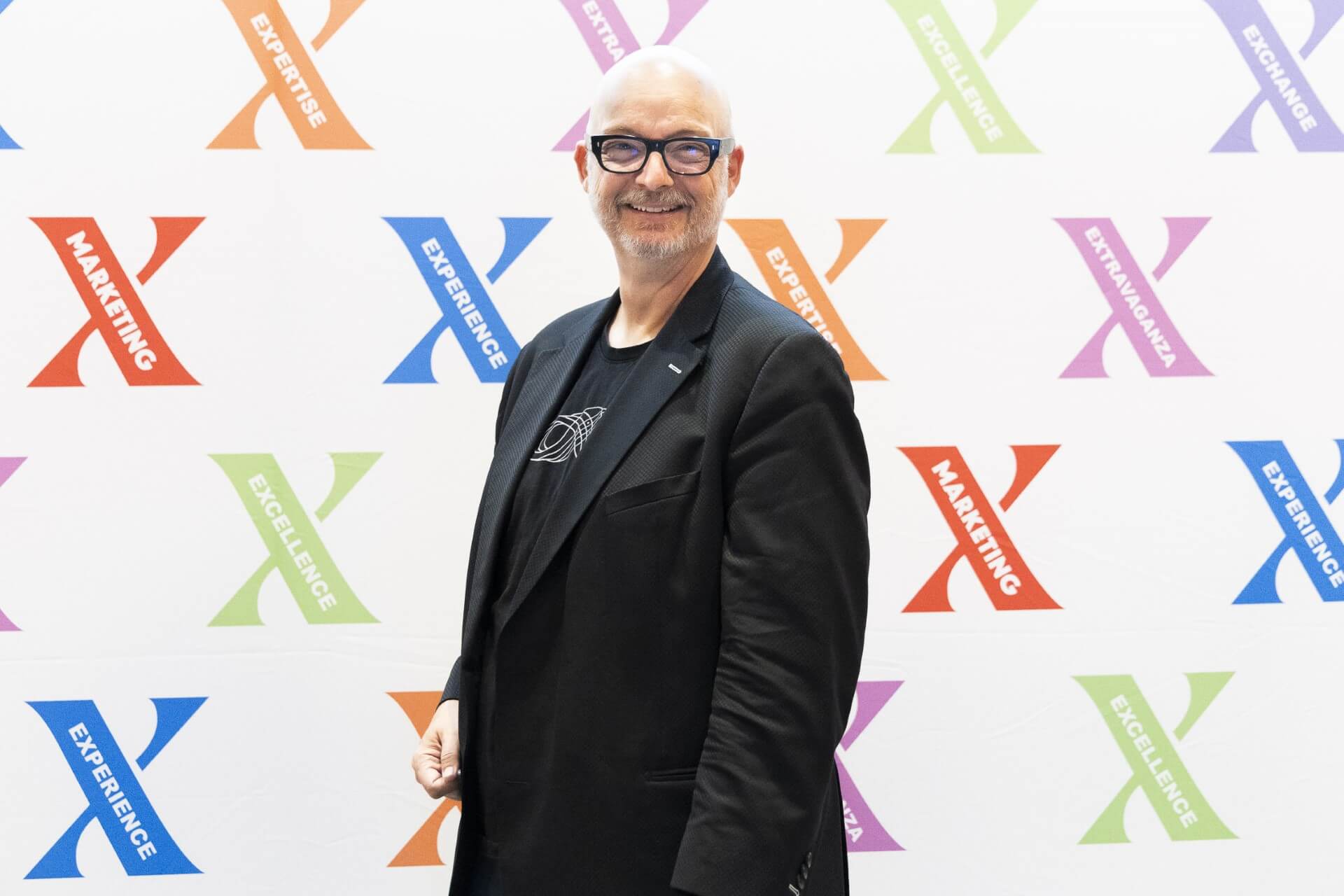 Die Opening Keynote am zweiten Tag der MARKETING X in Wien steuerte Lars Bastholm aus Dänemark, einer der meistausgezeichneten Kreativen der Welt der vergangenen Jahre und vielfacher Cannes-Löwen-Gewinner bei. Der Titel seiner Keynote lautete: „The Spark & The Machine – Rethinking Creativity in the Age of AI“.