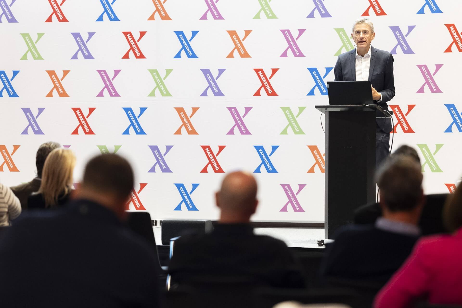 Stefan Bruckbauer, Chefvolkswirt der UniCredit Bank Austria, lieferte zum Einstieg in die zweitägige MARKETING X einen „Economic Outlook 2026 – um wie viel Geld matchen sich Marketing und Werbung eigentlich in Österreich?“.