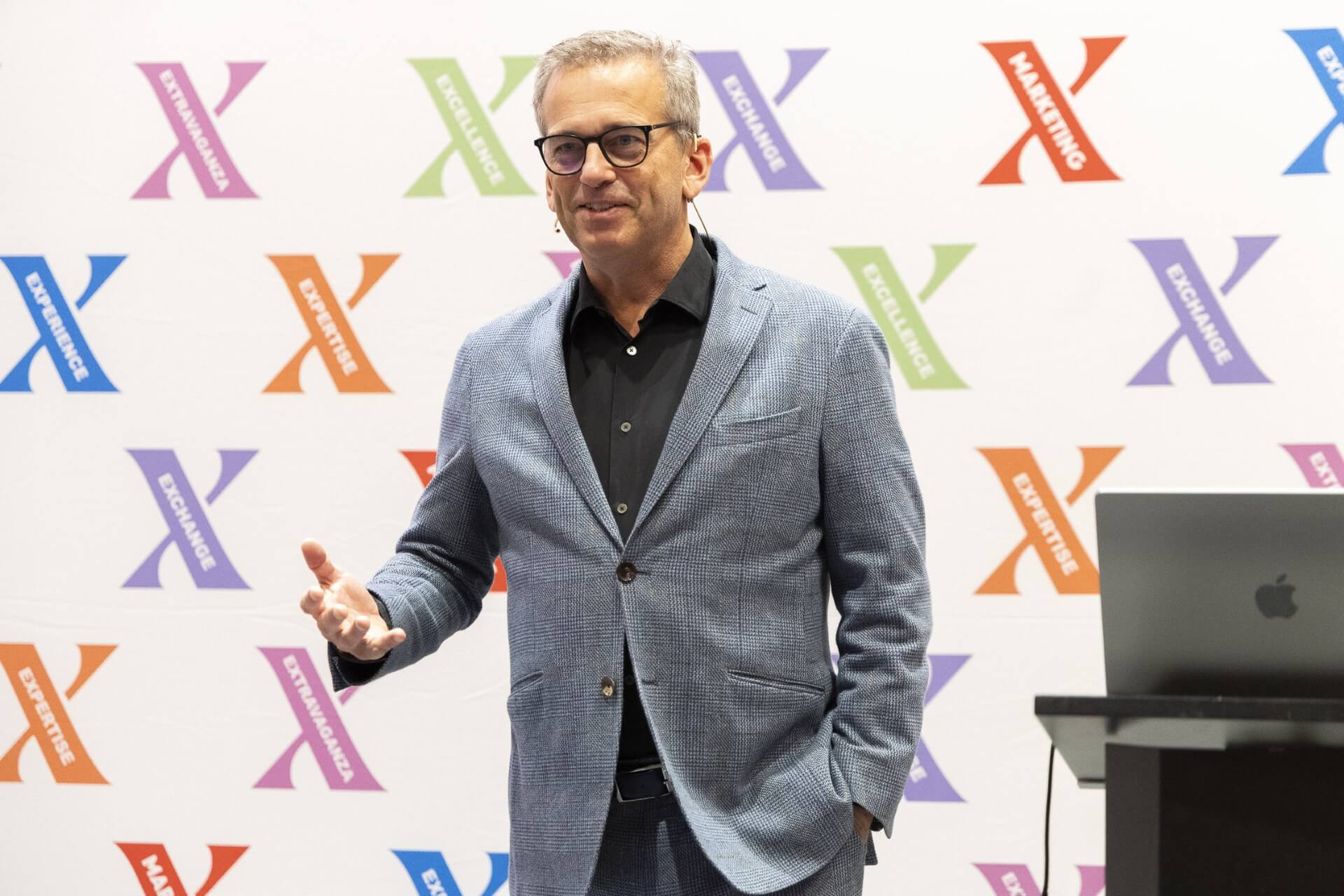 Agenturnetzwerkgründer und Fachbuchautor Bernhard Fischer-Appelt hielt die Opening Keynote am ersten Konferenztag der MARKETING X in Wien zum Thema „Affektzeit: Markenführung in Zeiten emotionaler Intensität“.