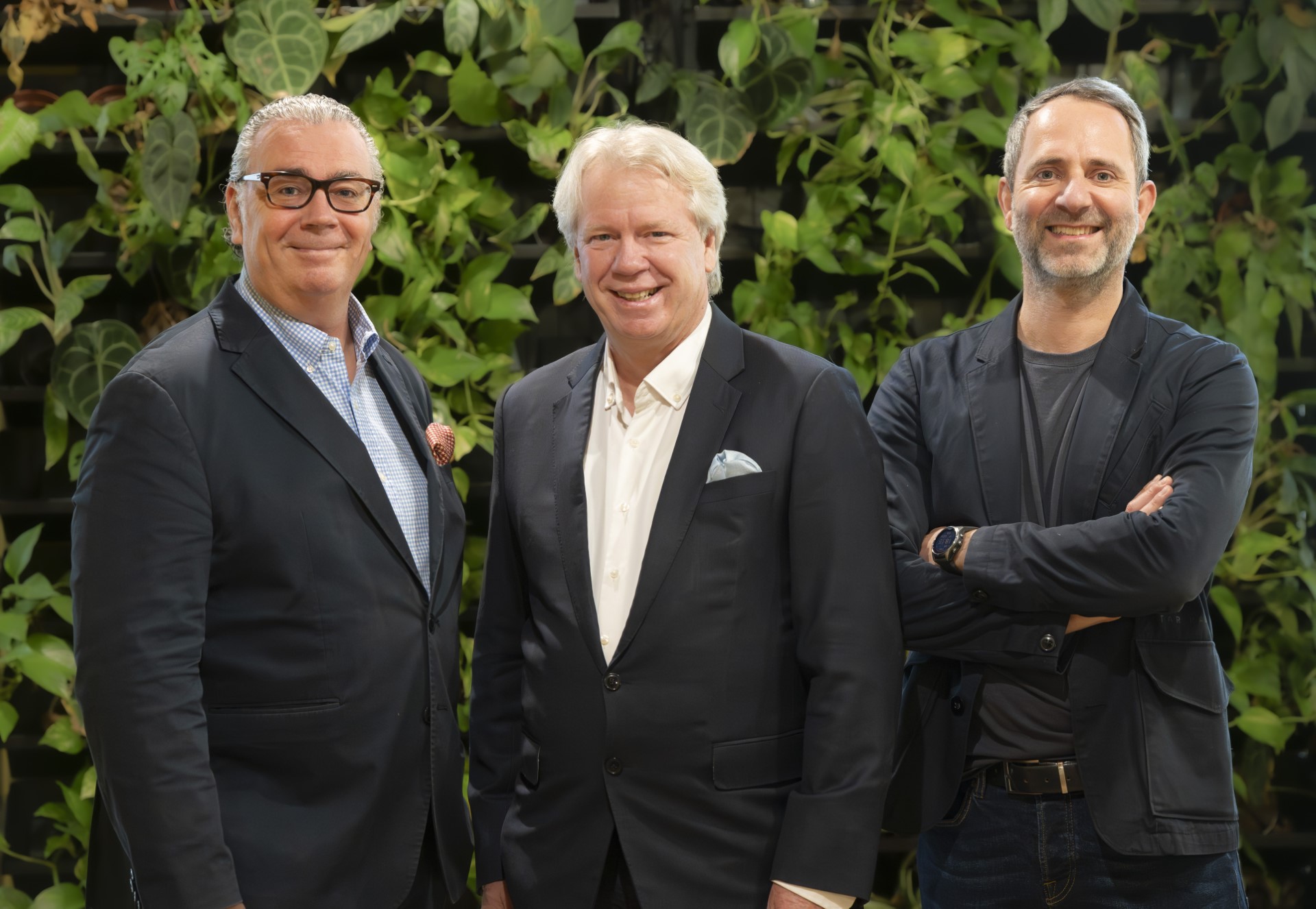 AMC-Präsident Willy Lehmann (Mitte), AMC-Vizepräsident Maximilian Mondel (links) und MCÖ-Vizepräsident Niko Pabst (rechts) wurden vom Bundesministerium für Wirtschaft, Energie und Tourismus mit der Organisation des Staatspreis Marketing betraut.