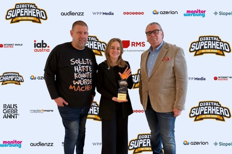 Valerie Brugger von der Wiener Städtischen Versicherung wurde als Awardshow Champions of the year 2025 in der Kategorie Auftraggeber gewürdigt. Bewerbssponsor Peter Rosenkranz (links), Founder von media4more, und Maximilian Mondel (rechts), Co-Founder MOMENTUM Wien und Chefredakteur INTERNET WORLD Austria gratulieren.