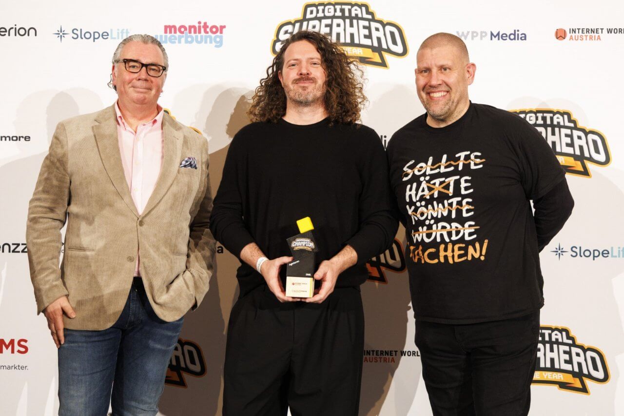 Sebastian Kaufmann, Executive Creative Director von Demner, Merlicek und Bergmann/DMB., durfte sich als Awardshow Champion of the year 2025 in der Kategorie Agenturen feiern lassen. Maximilian Mondel, Co-Founder MOMENTUM Wien und Chefredakteur INTERNET WORLD Austria (links) und Bewerbssponsor Peter Rosenkranz, Founder von media4more (rechts), gratulieren.
