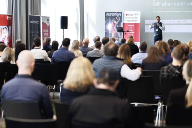 Der JETZT SUMMIT 2026 ging am 25. und 26. März 2026 in Wien in Szene und widmete sich den ständig ändernden Rahmenbedingungen, den immer neuen Herausforderungen und zahlreichen Best Practices in den Bereichen Digital Marketing, Digital Advertising, Digital Media, Digital Publishing und Digital Commerce.