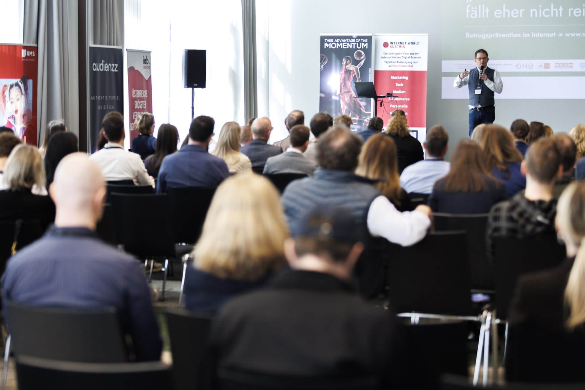 Der JETZT SUMMIT 2026 ging am 25. und 26. März 2026 in Wien in Szene und widmete sich den ständig ändernden Rahmenbedingungen, den immer neuen Herausforderungen und zahlreichen Best Practices in den Bereichen Digital Marketing, Digital Advertising, Digital Media, Digital Publishing und Digital Commerce.