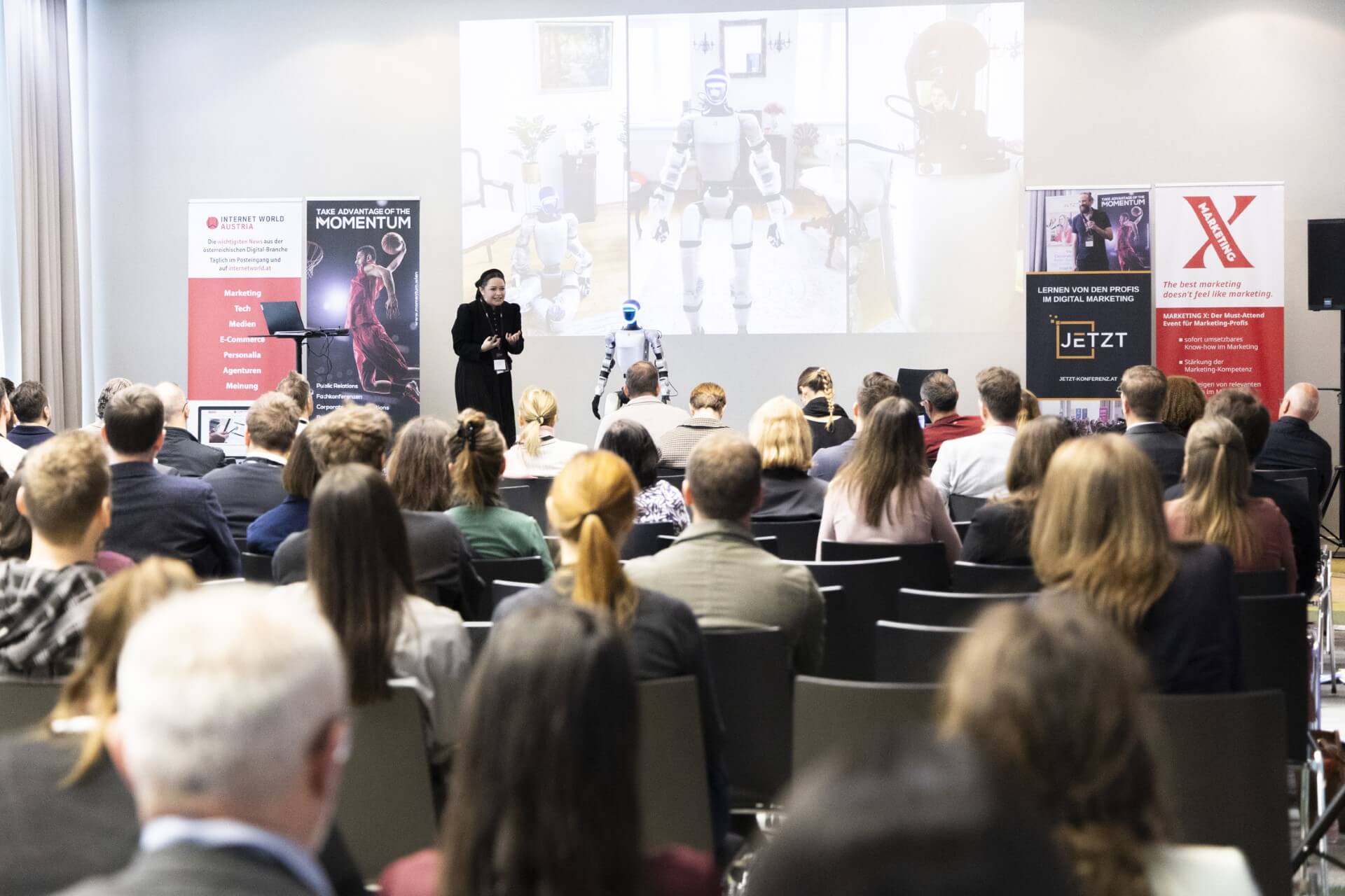 500 TeilnehmerInnen von werbetreibenden Unternehmen, Agenturen, Medienhäusern, Vermarktern sowie AdTech-Dienstleistern lauschten beim JETZT SUMMIT 2026 in 30 Programmslots auf zwei Bühnen den Ausführungen von mehr als 70 SpeakerInnen.