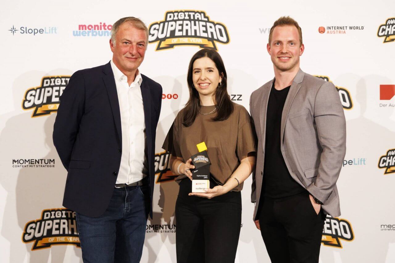 Sophie Ströbitzer (ORF) wurde zum Digital Superhero of the year 2025 in der Kategorie Medien gewählt. André Eckert vom Kategoriensponsor audienzz und iab-Austria-Präsident Hannes Wurzwallner gratulieren.