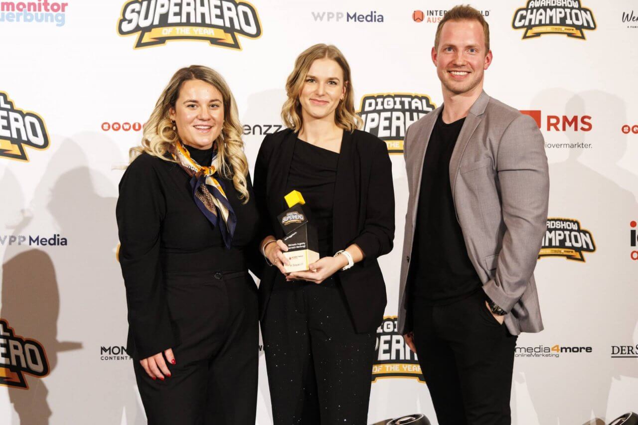 Michaela Augesky (Österreich Werbung) wurde zum Digital Superhero of the year 2025 in der Kategorie AuftraggeberIn gewählt. Carina Kaiser vom Kategoriensponsor SlopeLift und iab-Austria-Präsident Hannes Wurzwallner gratulieren.