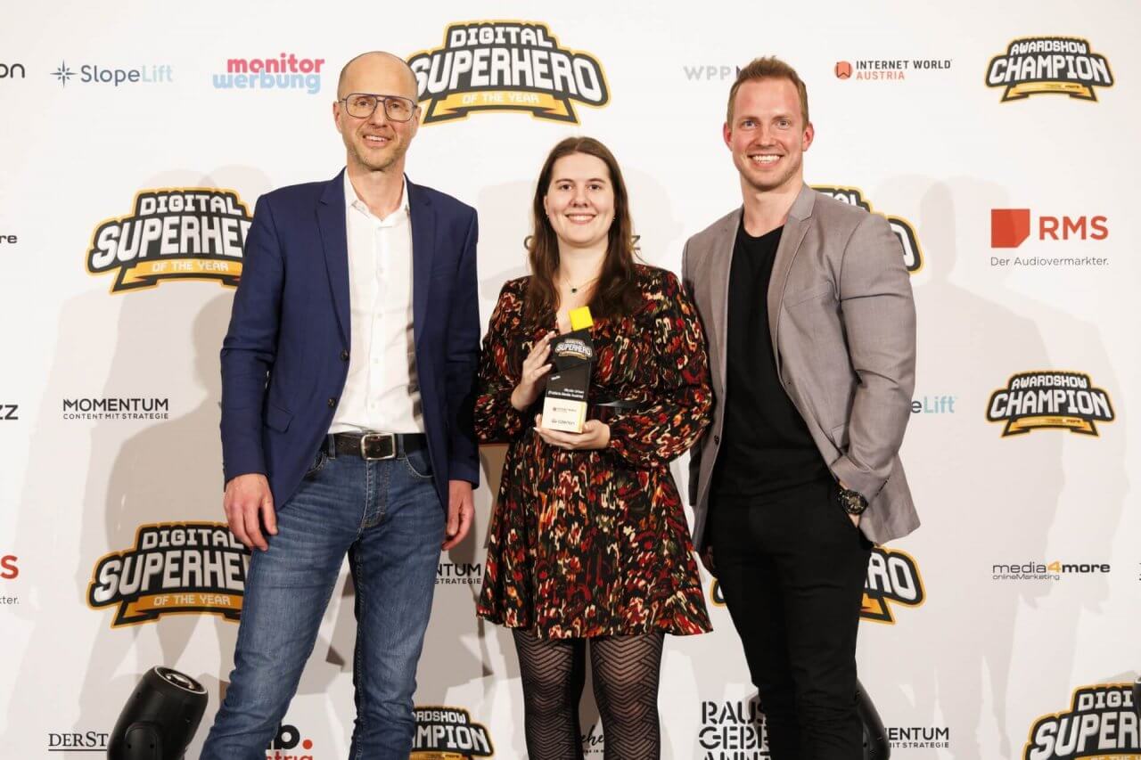 Nicole Urban (Publicis Media Austria) wurde zum Digital Superhero of the year 2025 in der Kategorie Media gewählt. Alexander Leitner vom Kategoriensponsor Azerion Austria und iab-Austria-Präsident Hannes Wurzwallner gratulieren.
