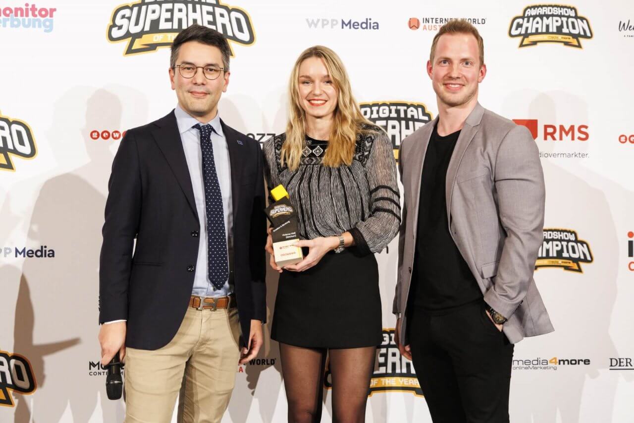 Vivienne Hödl (Ketchum) wurde zum Digital Superhero of the year 2025 in der Kategorie Kreation & Beratung gewählt. Florian Wagner vom Kategoriensponsor GEWISTA und iab-Austria-Präsident Hannes Wurzwallner gratulieren.
