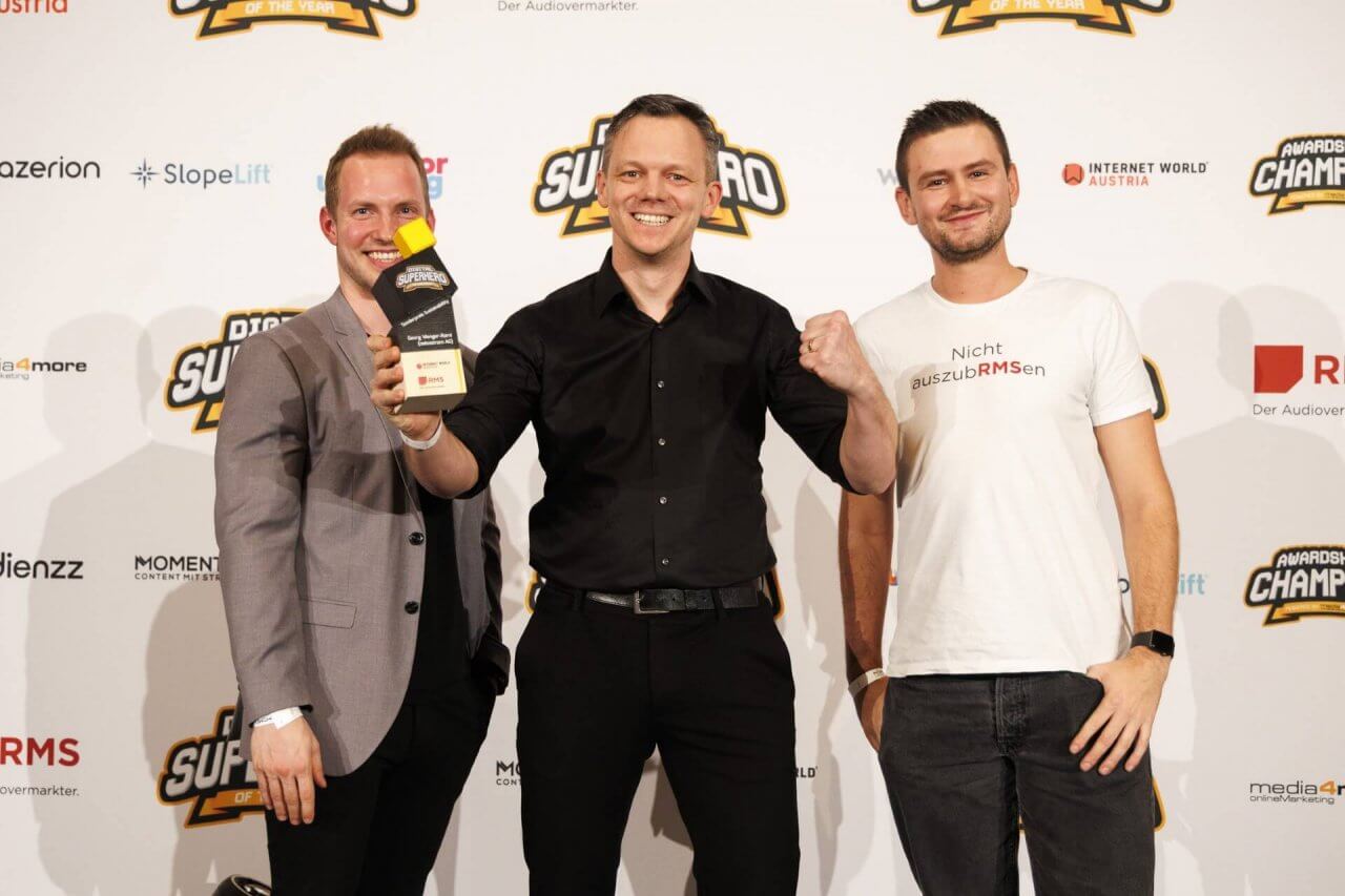 Georg Wenger-Rami (ökostrom AG) wurde im Rahmen der Digital Superhero of the year Awards 2025 mit dem Sonderpreis Sustainability ausgezeichnet. Sonderpreis-Sponsor Josip Cukic (RMS Austria) und iab-Austria-Präsident Hannes Wurzwallner gratulieren.
