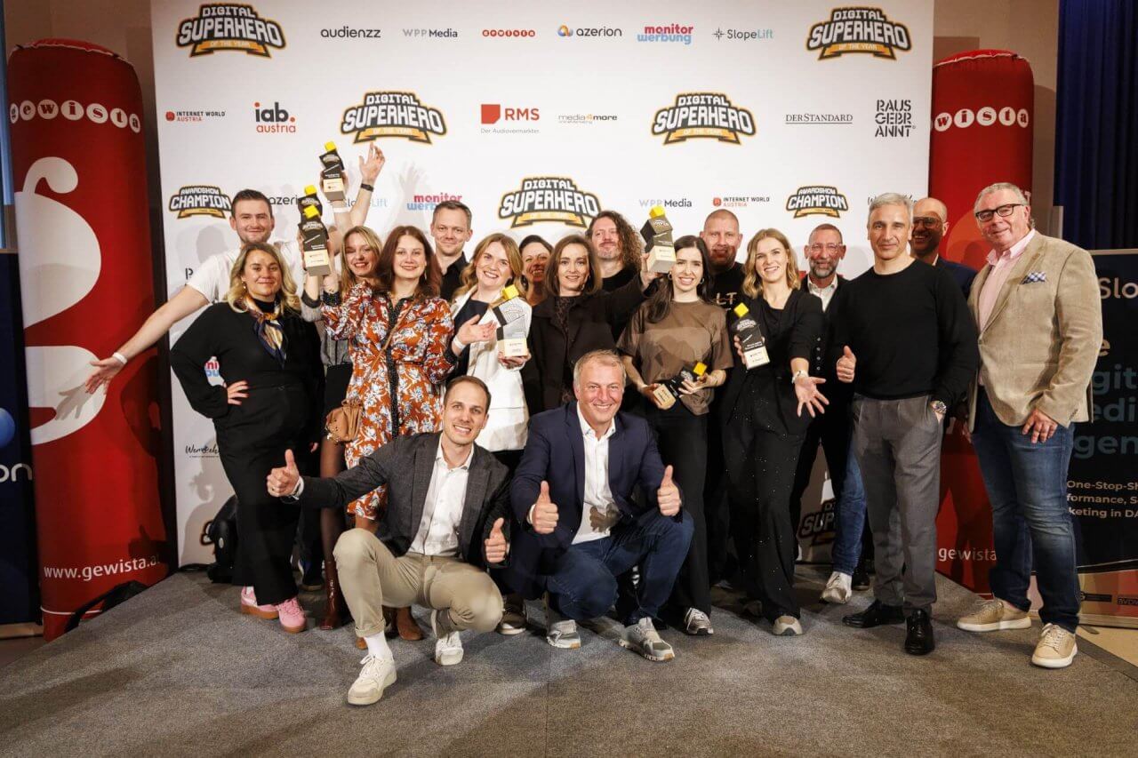 INTERNET WORLD Austria verlieh die Digital Superhero of the year Awards gemeinsam mit iab Austria in sieben Kategorien, nämlich „Medien“, „Vermarktung & Sales“, „Kreation & Beratung“, „Media“, „AuftraggeberIn“, „Innovation“ und „Sustainability“ (Sonderpreis). Veranstalter, Sponsoren und Partner freuen sich mit den sieben Digital Superheroes of the year 2025: Sophie Ströbitzer (ORF), Daniela Schopf (ShowHeroes), Vivienne Hödl (Ketchum), Nicole Urban (Publicis Media Austria), Michaela Augesky (Österreich Werbung), Tanja Hahn (CTS Eventim) und Georg Wenger-Rami (ökostrom AG).