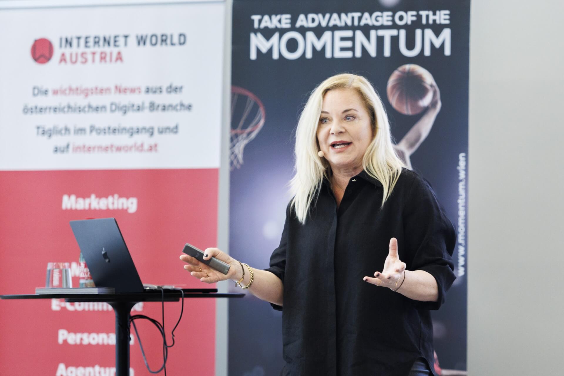 Journalistin und Digitalpionierin Anitra Eggler hielt am zweiten Tag des JETZT SUMMIT 2026 die Opening Keynote „KI unzensiert – ChatGPT über die Zukunft von Marketing, Medien und Agenturen – ein Mensch-Maschine-Schlagabtausch“.