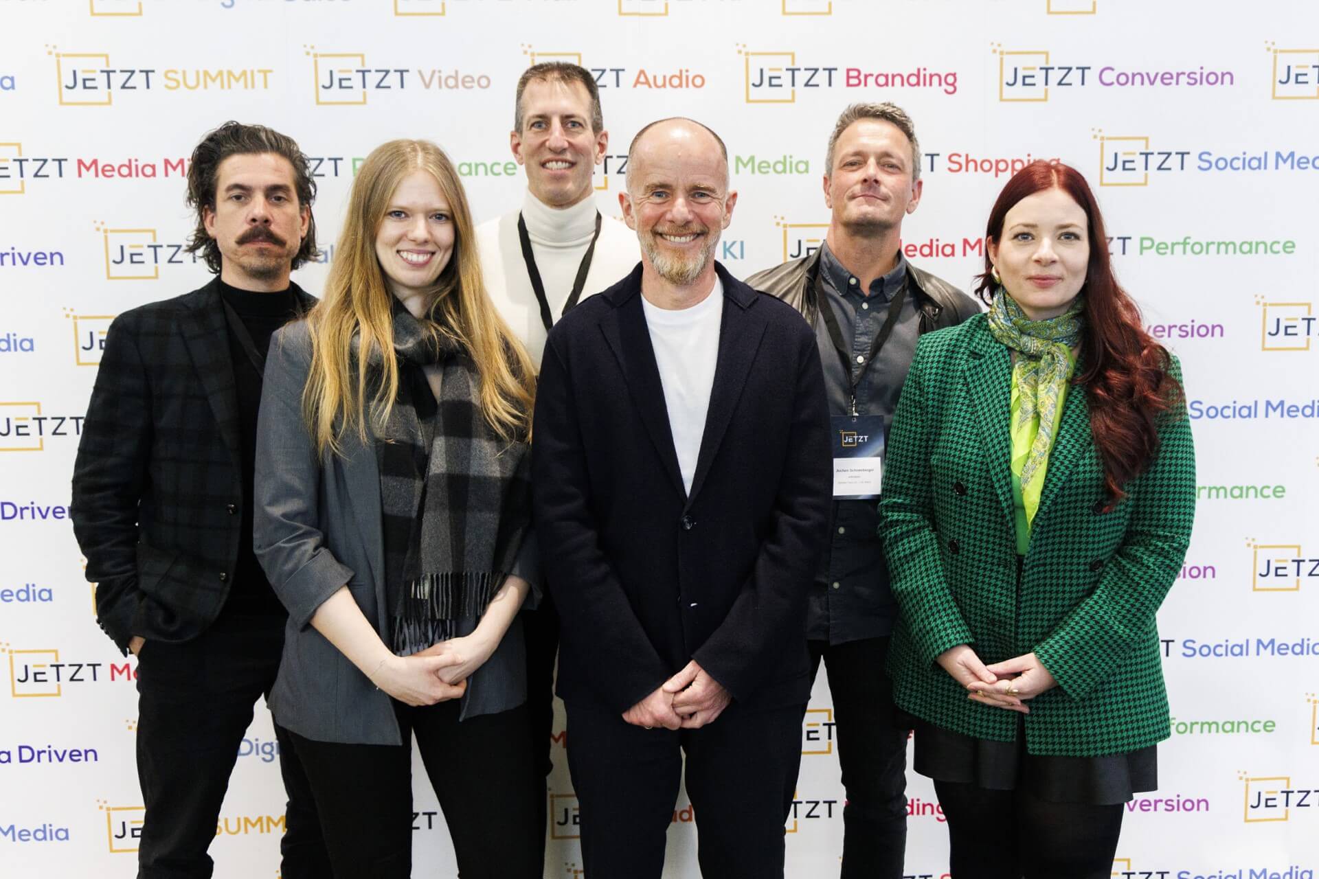 Dieses Panel beim JETZT SUMMIT 2026 debattierte über das Thema „JETZT Lernen von den Giganten – Was können Temu, Meta, TikTok, Amazon, Google und Co besser und welche Lösungsansätze ergeben sich daraus für heimische Player“: Daniel Frühberger (Falstaff), Jenny Phillipek (OMD Austria), Thomas Gigl (Ehrenwort Gewürze), Panel-Moderator Joachim Feher (feherpur), Jochen Schneeberger (willhaben) und Doris Christina Steiner (neongreen).