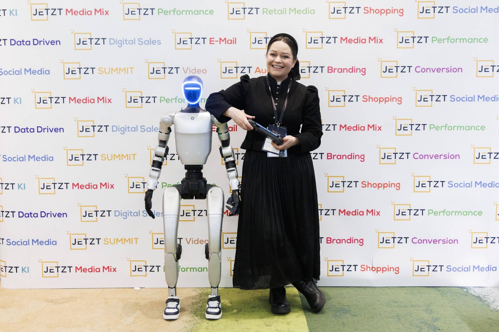 Robotics-Forscherin Emily Kate Genatowski sorgte mit ihrem humanoiden Roboter Tova und ihrer Keynote „Embodied AI – What daily life looks like with a robot roommate“ im Rahmen des JETZT SUMMIT 2026 für Staunen.