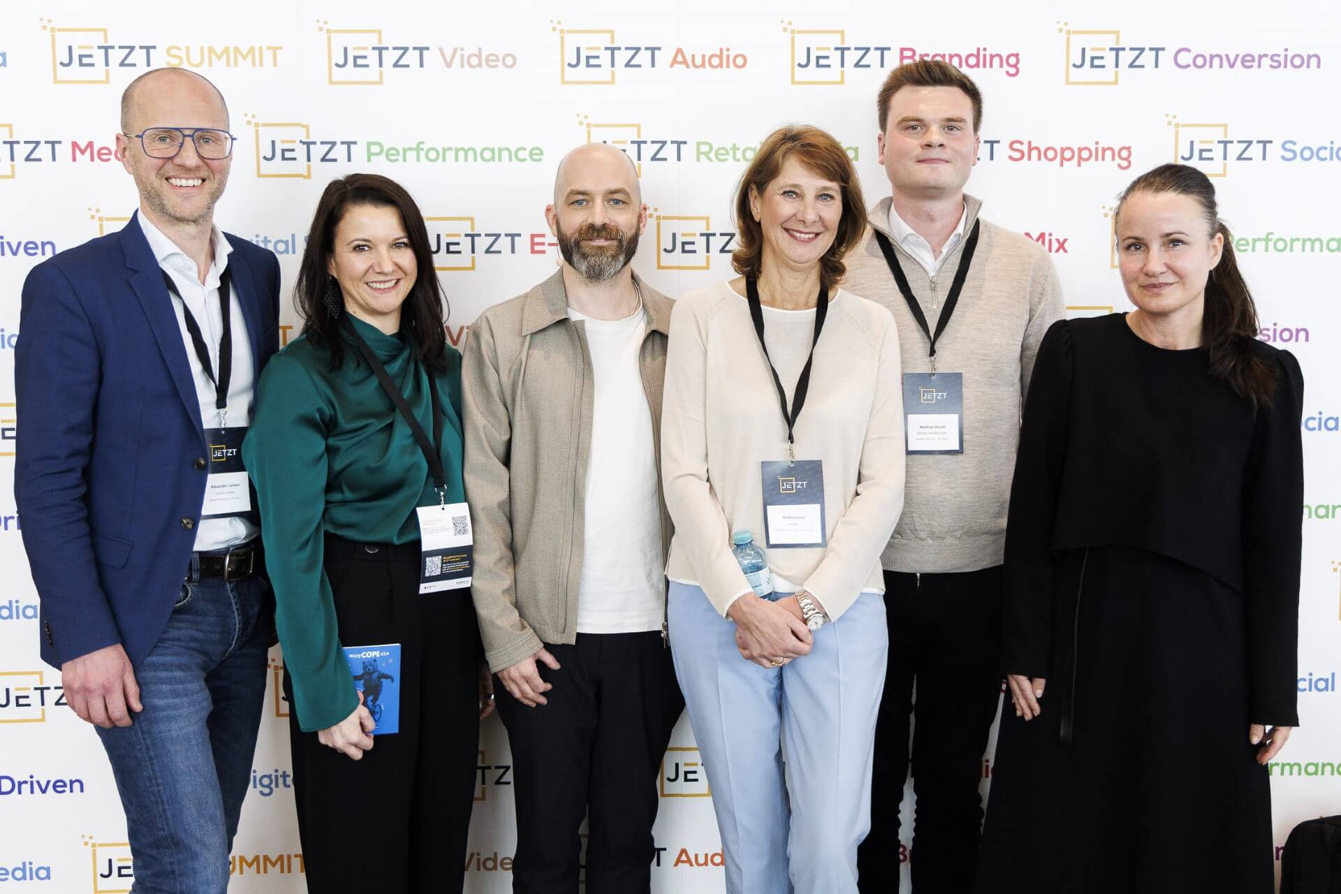 Dieses Panel beim JETZT SUMMIT 2026 diskutierte zum Thema „JETZT Digital Marketing Future – Werfen wir einen Blick auf ein paar Schlagzeilen aus der Zukunft und überprüfen wir sie auf ihre Wahrscheinlichkeit!“: Alexander Leitner (Azerion Austria), Marion Stelzer-Zöchbauer (COPE), Panel-Moderator Christoph Truppe, Andrea Groh (Gewista), Matthias Reichl (REICHLUNDPARTNER) und Yvonne Haider-Lenz (Vöslauer/IAA).