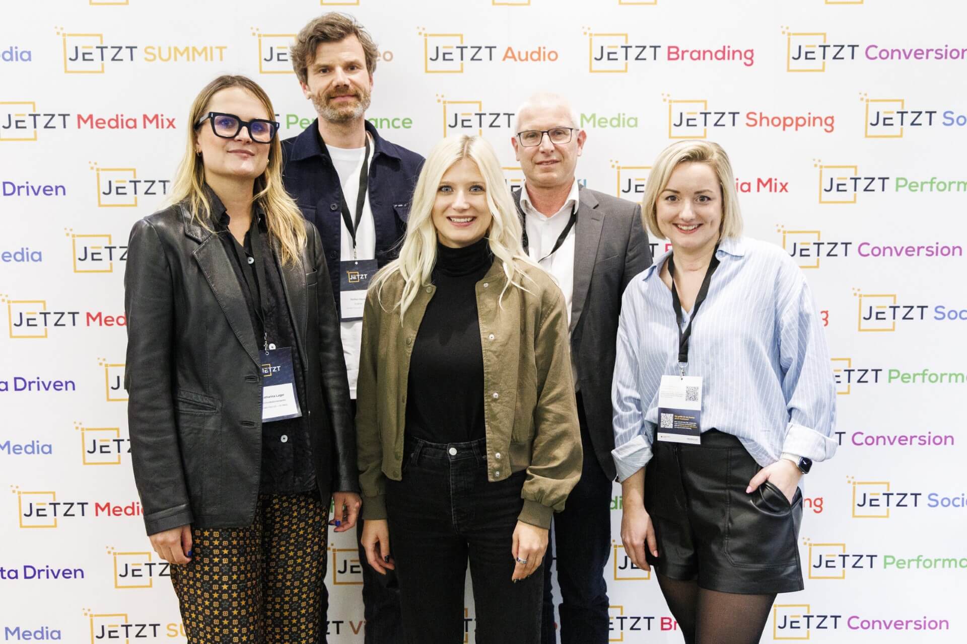 Dieses Panel beim JETZT SUMMIT 2026 diskutierte über das Thema „JETZT Reality Check – Erodieren wir gerade die Markenkerne durch zu viel Performance Marketing und zu wenig Branding?“: Katharina Luger (Kommunikationsexpertin), Panel-Moderator Stefan Häckel (KUBRIK), Melanie Schomann (OBI Österreich), Michael Brandtner (Ries Global) und Verena Kehr (Mediaplus Austria).