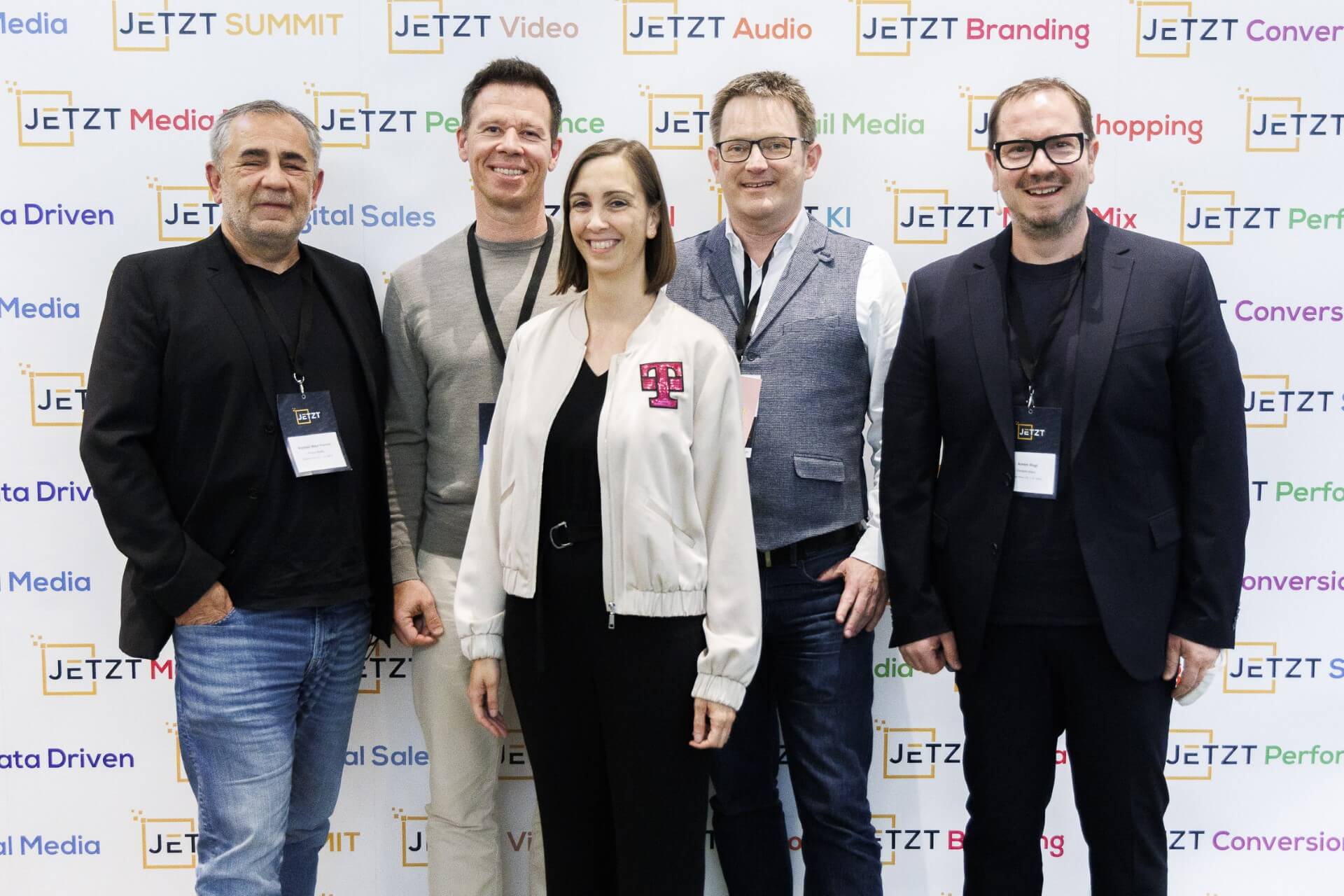 Dieses Panel beim JETZT SUMMIT 2026 diskutierte zum Thema „JETZT Ad Fraud – Wie Werbekunden bei der Ausspielung von Digitalwerbung über den Tisch gezogen werden und was man dagegen tun kann“: Konrad Mayr-Pernek (Purpur Media), Markus Hübner (Brandflow), Barbara Klinser-Kammerzelt (Magenta), Thorsten Behrens (Österreichisches E-Commerce-Gütezeichen) und Panel-Moderator Armin Rogl (MediaBrothers).