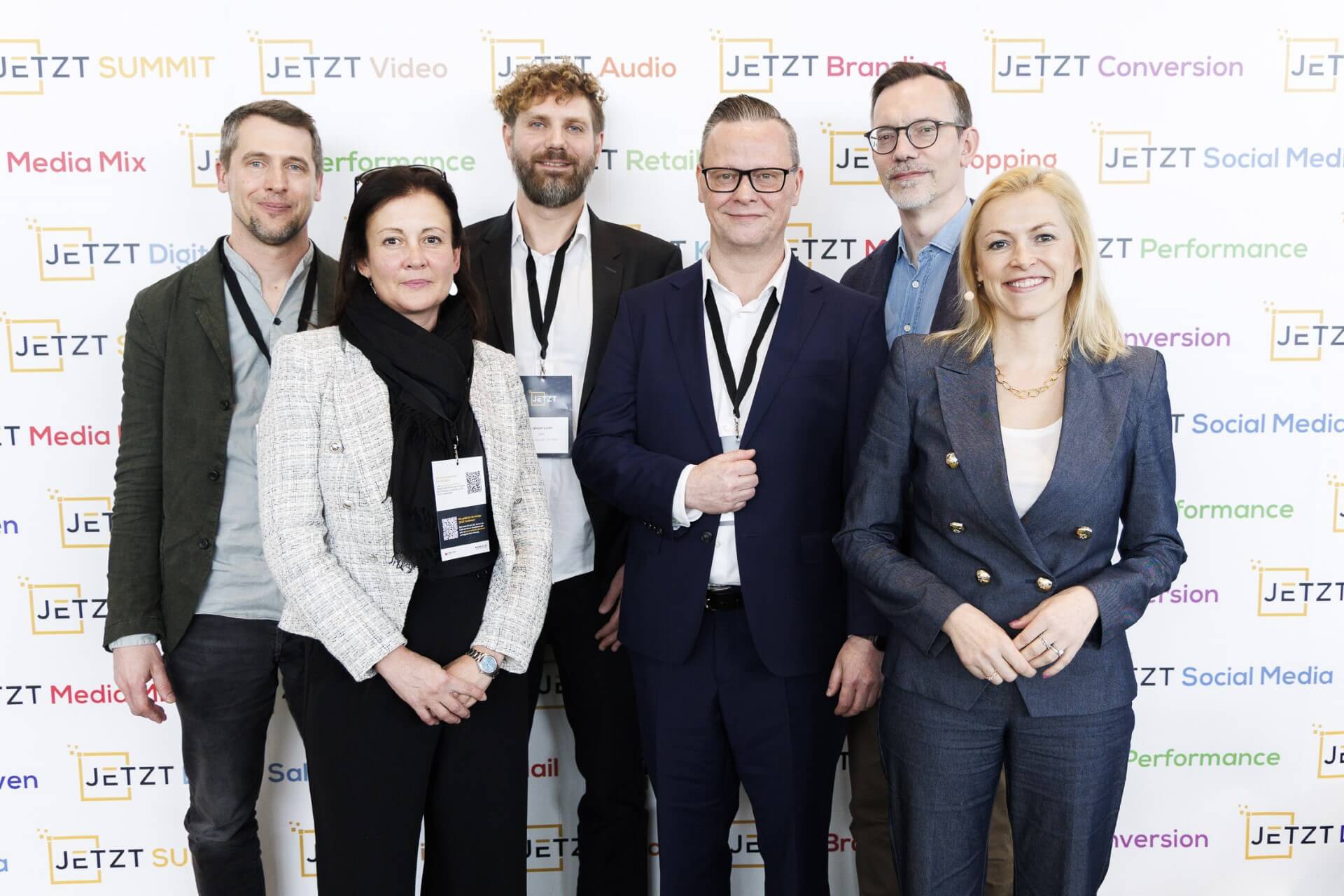 Dieses Panel beim JETZT SUMMIT 2026 beschäftigte sich mit dem Thema „JETZT Paradigmenwechsel – Zero Click Internet, Browser Consent und die neue Relevanz des Open Web: Alles dreht sich, alles bewegt sich“: Marcel Nicka-Stöckl (netzeffekt), Nicola Pohorelek (WPP Media), Christopher Sima (Krone Multimedia), Ulrich Loibl (YOC), Markus Widmer (e-dialog) und Panel-Moderatorin Sabine Auer-Germann (adverserve).