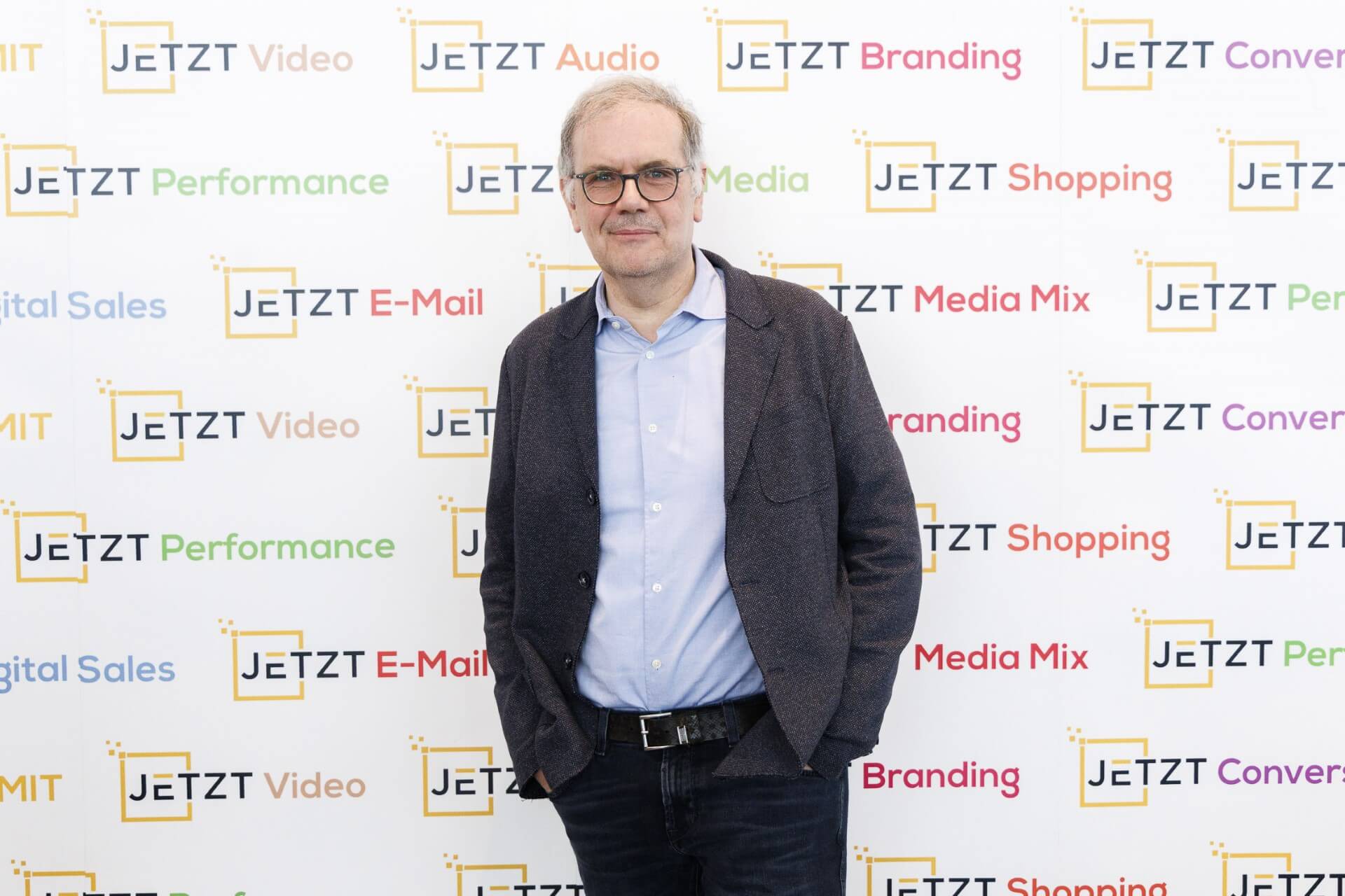 Björn Ognibeni, Unternehmensberater und Vordenker für digitale Transformation mit über 20 Jahren Erfahrung an der Schnittstelle von Technologie, Marketing und Innovation, lieferte am ersten Tag des JETZT SUMMIT die Opening Keynote „Das Funnel-Paradox: Warum Marken die Mitte vergessen – und Digital China genau dort gewinnt.“