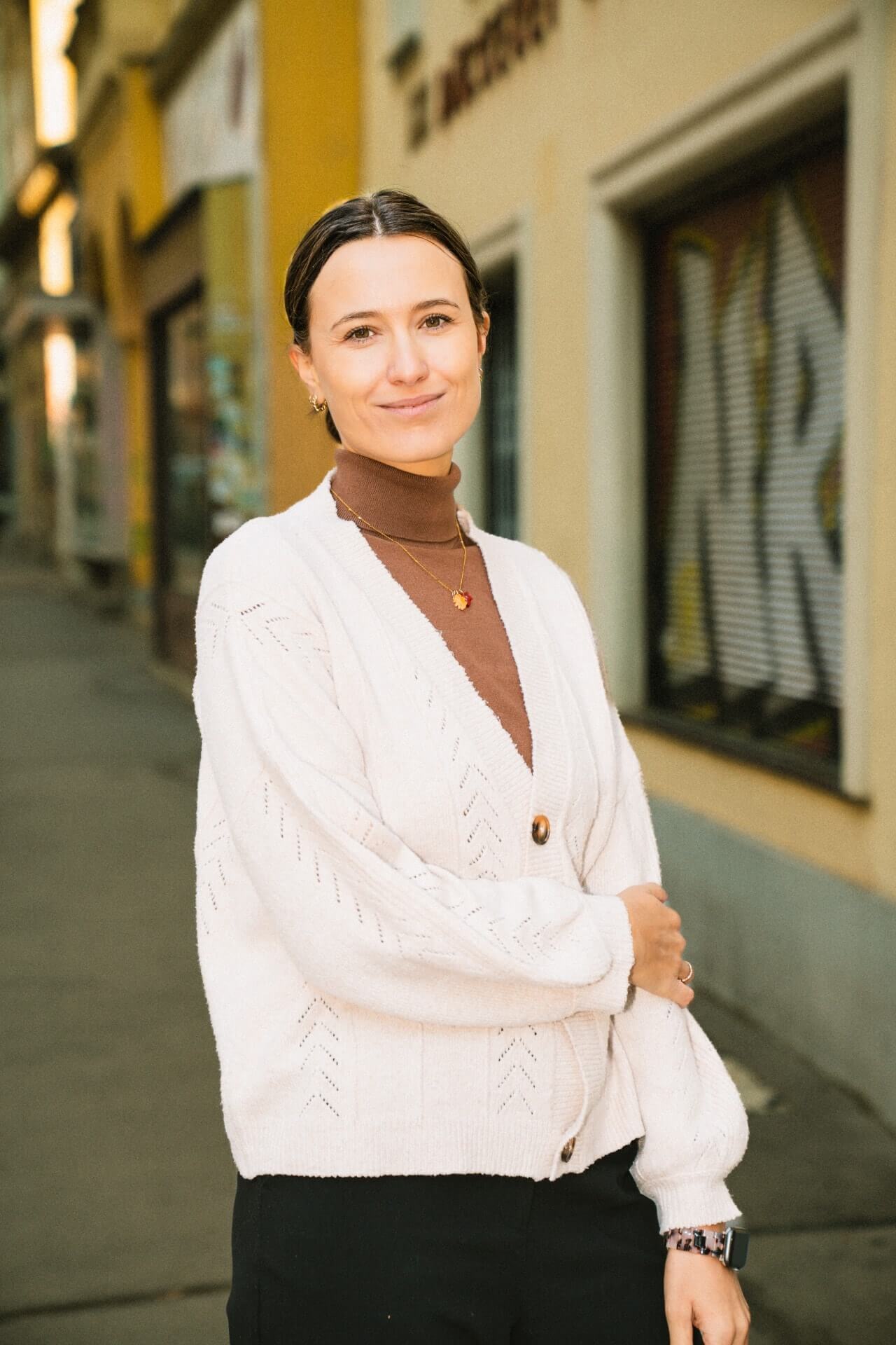 Anna Turner, Social-Media-Strategin von 1000things, nimmt bei der JETZT Social Media am 5. und 6. Mai 2026 an einer Podiumsdiskussion zum Thema „Die hartnäckigsten Mythen rund um Social Media und Influencer Marketing“ teil.