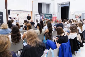 An den beiden Konferenztagen der JETZT Social Media am 5. und 6. Mai 2026 in Wien vermittelten Social Media-ExpertInnen von werbetreibenden Unternehmen, Institutionen, Organisationen, Agenturen und Spezialdienstleistern, wie Marken ihre Social-Media-Strategie jetzt und in unmittelbarer Zukunft anlegen müssen.