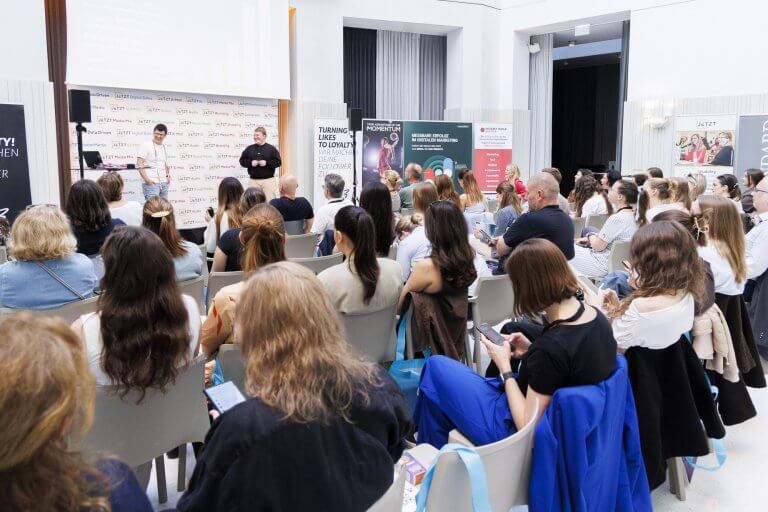 An den beiden Konferenztagen der JETZT Social Media am 5. und 6. Mai 2026 in Wien vermittelten Social Media-ExpertInnen von werbetreibenden Unternehmen, Institutionen, Organisationen, Agenturen und Spezialdienstleistern, wie Marken ihre Social-Media-Strategie jetzt und in unmittelbarer Zukunft anlegen müssen.