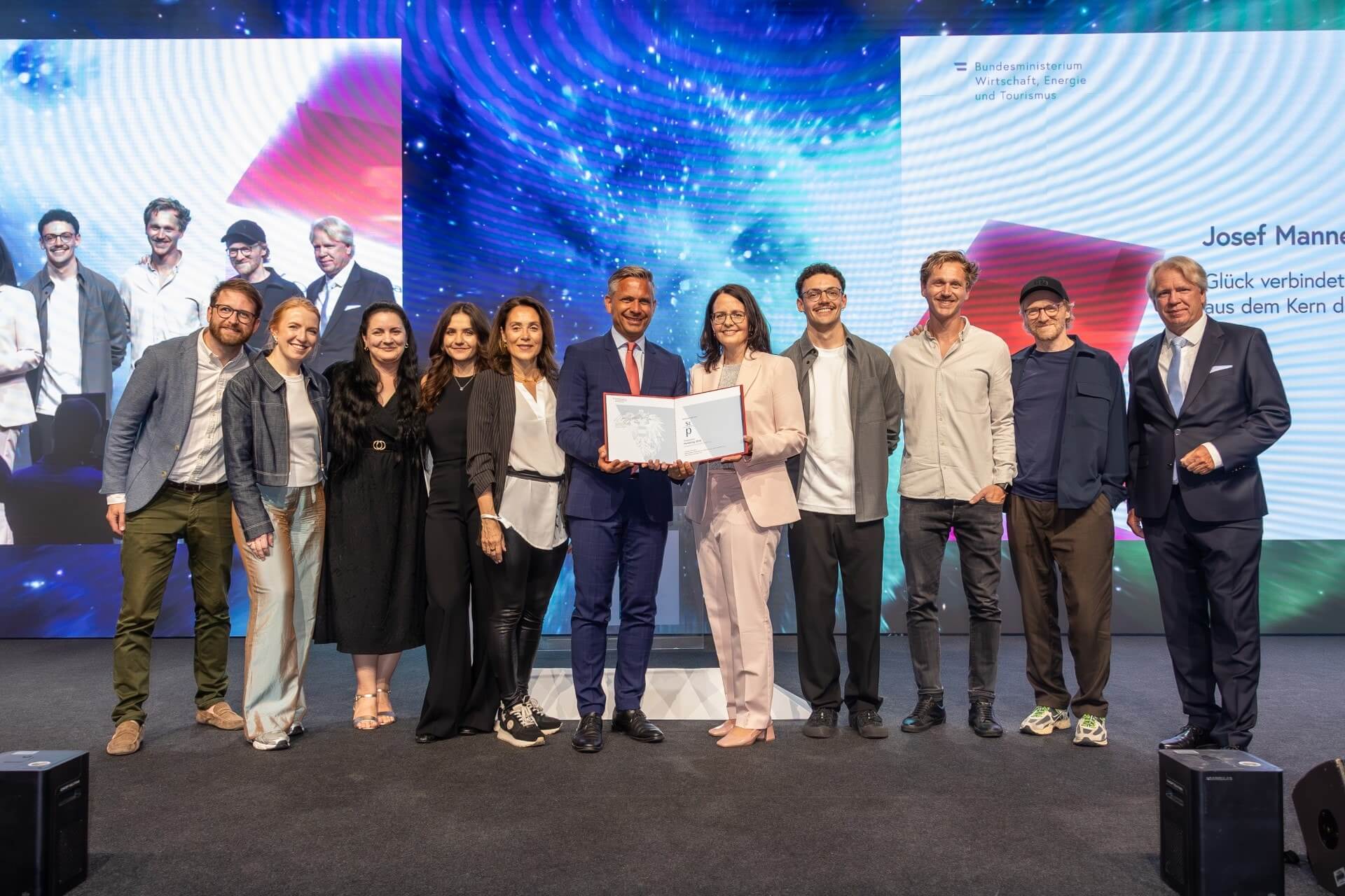 Manner setzte sich mit dem Marketingkonzept „Glück verbindet“ in der Kategorie Konsumgüter-Marketing beim Staatspreis Marketing 2026 durch: Wirtschaftsminister Wolfgang Hattmannsdorfer und Willy Lehmann, Präsident Austrian Marketing Confederation gratulieren dem Marketingteam von Manner rund um Julia Hrabal (Marketingleiterin), Martina Ecker (Senior Brand Manager) und Christian Schneider (Director Digital Marketing) sowie frm Team der Agentur &US um Managing Director Sebastian Strobel.