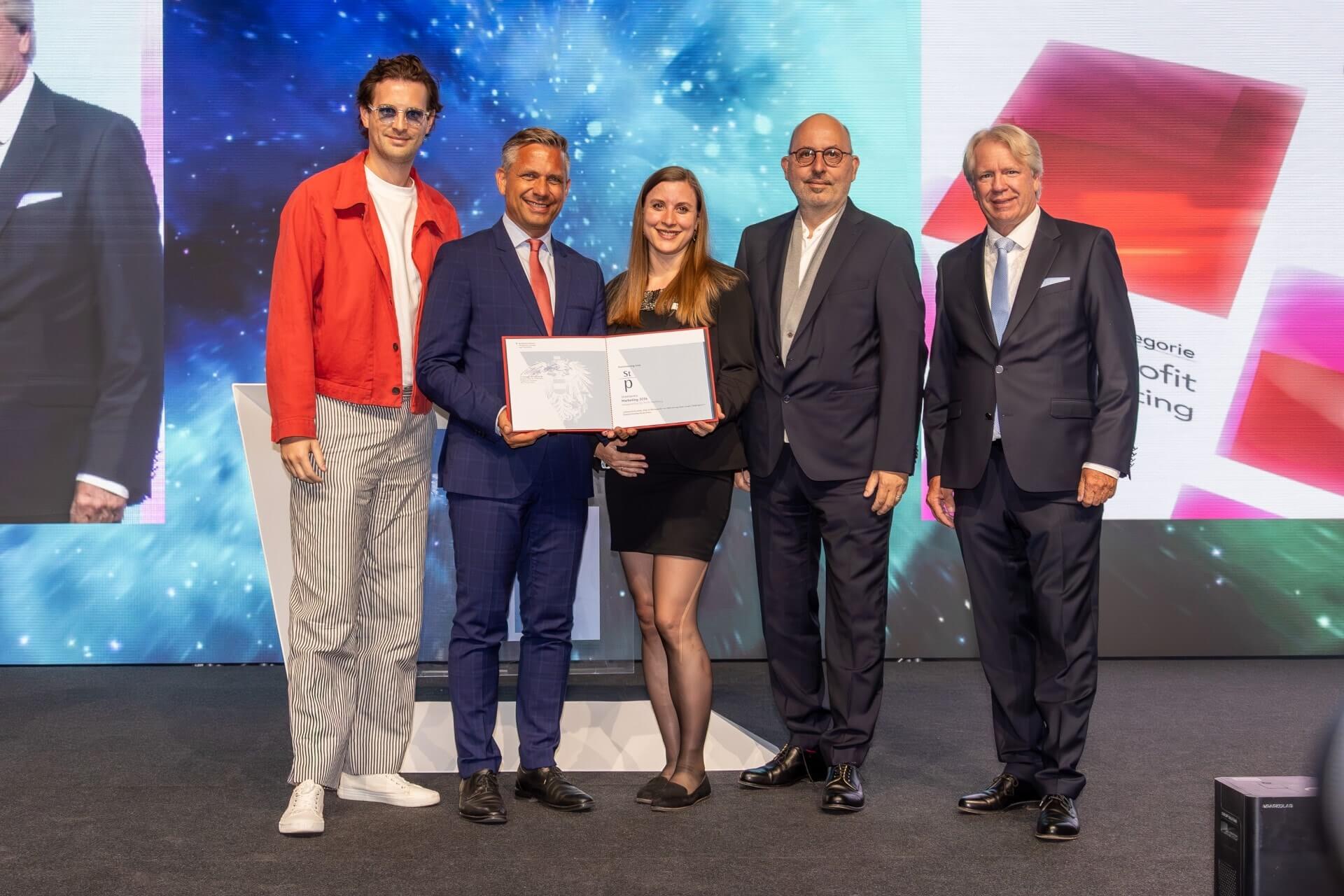 Mit der Marketingidee rund um „Österreichs erste Pop Up Blut Spende“ zur Aktivierung neuer junger Zielgruppen setzte sich das Österreichische Rote Kreuz in der Kategorie Not for Profit-Marketing beim Staatspreis Marketing 2026 durch: Wirtschaftsminister Wolfgang Hattmannsdorfer und Willy Lehmann, Präsident Austrian Marketing Confederation gratulieren Gerald Czech (Leiter Marketing und Kommunikation) und Elisabeth Zechmeister (Teamleiterin Marketing Blutspende & Stammzellspende) sowie Lukas Binder (Founder stroblbinder).
