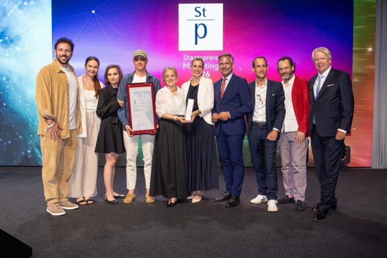 Die Wiener Städtische Versicherung freut sich über den Staatspreis Marketing und die Nominierung in der Kategorie Dienstleistungs-Marketing: Wirtschaftsminister Wolfgang Hattmannsdorfer und Willy Lehmann, Präsident Austrian Marketing Confederation gratulieren dem Marketingteam der Wiener Städitschen um Sonja Brandtmayer (Stv. Vorstandsvorsitzende) und Valerie Brugger (Marketing/Werbeleiterin) sowie dem Team der Agentur DMB. um Marcello Demner (Geschäftsführung) und Alistair Thompson (Executive Creative Director).