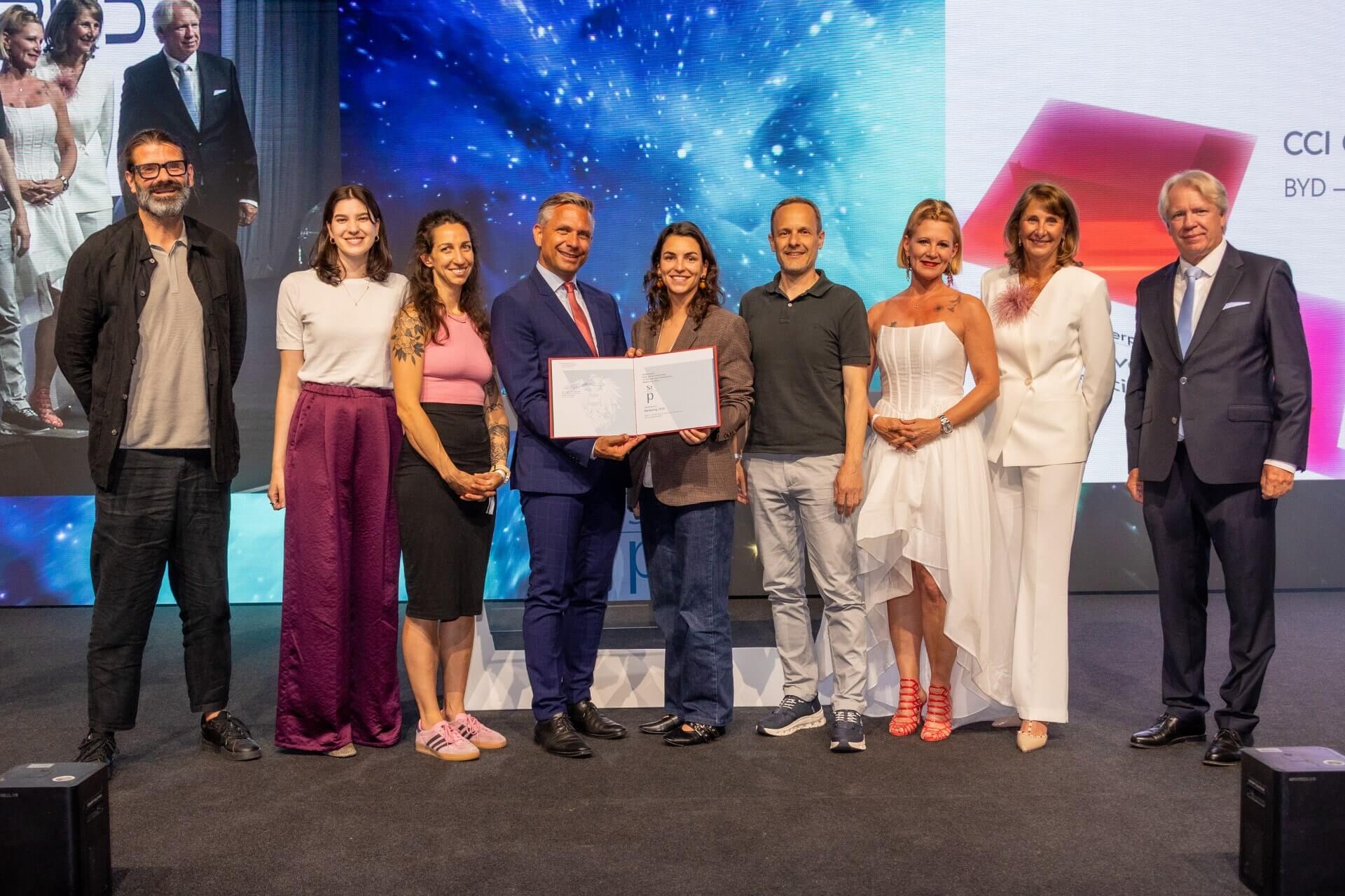 Der Sonderpreis Data Driven Marketing beim Staatspreis Marketing 2026 ging an CCI Car Austria mit dem Marketingkonzept „BYD – auf dem Weg zu Österreichs Nummer 1“: Wirtschaftsminister Wolfgang Hattmannsdorfer, Willy Lehmann, Präsident Austrian Marketing Confederation, Sonderpreise-Sponsor Andrea Groh (GEWISTA) und Kategoriesponsor Alexandra Vetrovsky-Brychta (DMVÖ) gratulieren dem CCI-Marketingteam um Elisa Dominguez Porres (Community Marketing Manager) und Rene Petzner (Head of Marketing) sowie Michael Gattereder (Founder), Rosa Zappella (Konzept und Text) und Paula Perle (Account Manager) von der Agentur Achtzehn Grad.
