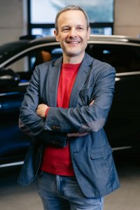 René Petzer, Head of Marketing BYD Österreich präsentiert in einem Vortrag gemeinsam mit Mike Gattereder, Founder der Agentur Achtzehn Grad, wie es der chinesischen Automarke BYD gelang, mit ihrer Data-Driven-Marketing-Strategie den Staatspreis Marketing in Österreich zu gewinnen.