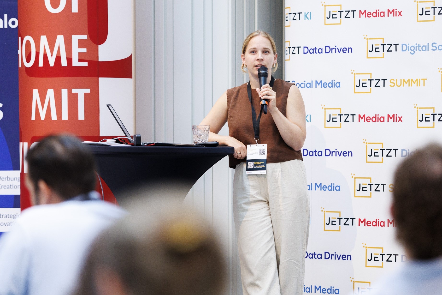 Lena Artes-Stockinger, iab-webAD-2025-Jurypräsidentin und Geschäftsführerin der Mediaagentur Mediaplus, stellte bei der JETZT Data Driven am 22. und 23. September 2026 in Wien die besten Data-Driven-Marketing-Einreichungen des webAD 2025 vor.