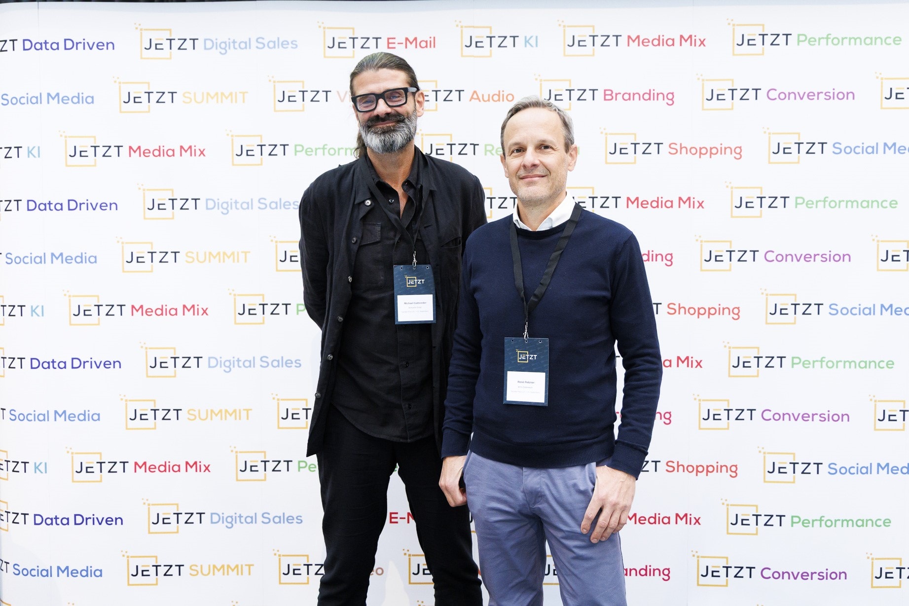 René Petzer (rechts), Head of Marketing BYD Österreich, präsentierte in einem Vortrag bei der JETZT Data Driven am 22. und 23. September 2026 in Wien gemeinsam mit Mike Gattereder, Founder der Agentur Achtzehn Grad, wie es der chinesischen Automarke BYD gelang, mit ihrer Data-Driven-Marketing-Strategie den Staatspreis Marketing in Österreich zu gewinnen.