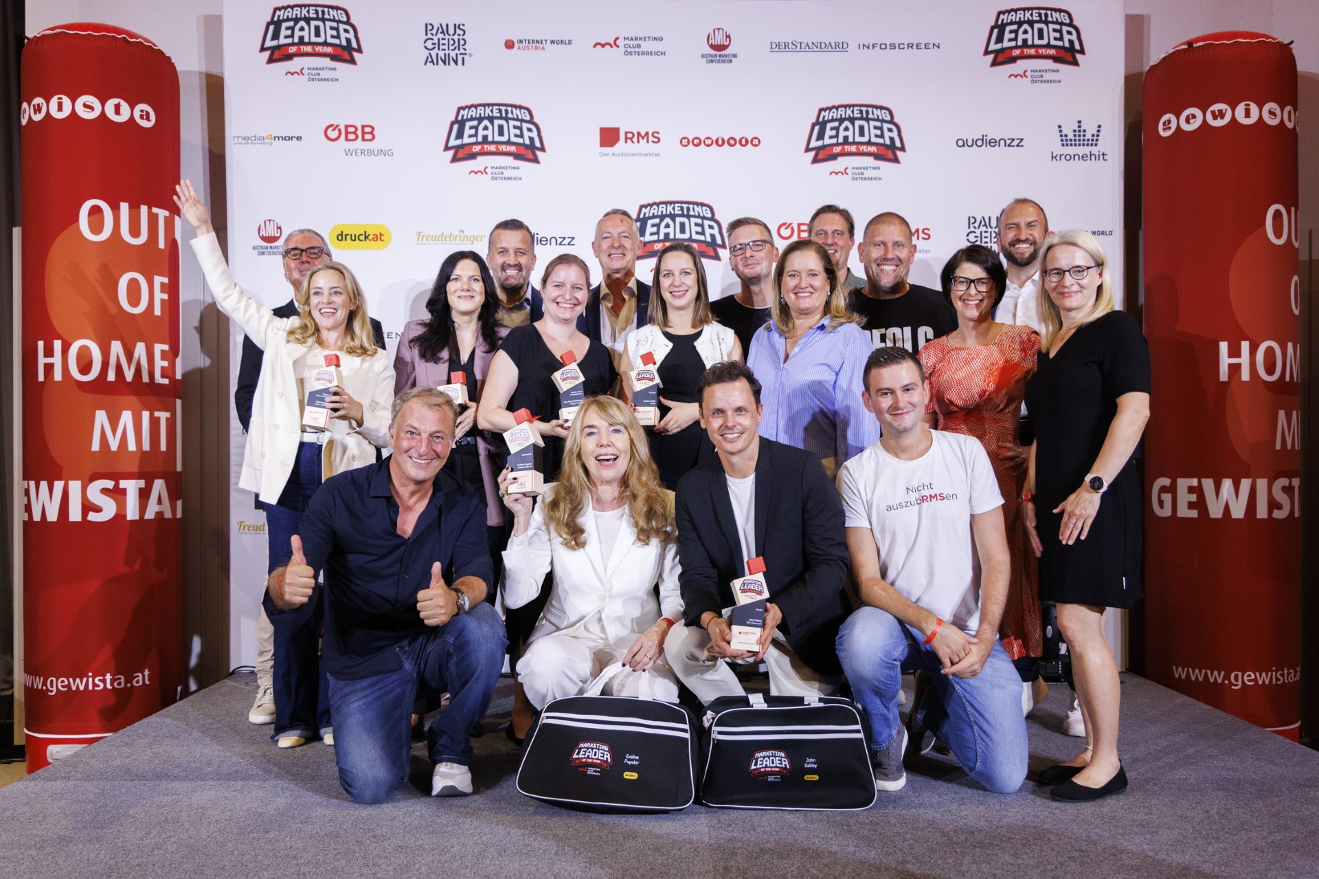 INTERNET WORLD Austria würdigt die Marketing Leader of the year gemeinsam mit dem Marketing Club Österreich und Hauptsponsor willhaben in sechs Kategorien, nämlich „Handel“, „Industrie“, „Finanzen & Telekommunikation“, „Tourismus, Gastronomie, Verkehr & Logistik“, „Medien, Kultur & Entertainment“ sowie „Beratung, Bildung, Healthcare, IT & Institutionen“: Die Veranstalter und alle Sponsoren freuen sich mit den Marketing-Leader-Preisträgern des Jahres 2025: John Oakley (IKEA), Nicole Lunzer (woom), Valerie Brugger (Wiener Städtische), Theresa Kriechhammer (Westbahn), Eva-Maria Kriechbaum (Dialog im Dunkeln) und Nicole Puzsar (MA 48) sowie emporia-Gründerin Eveline Pupeter, die für ihr Lebenswerk gewürdigt wurde.