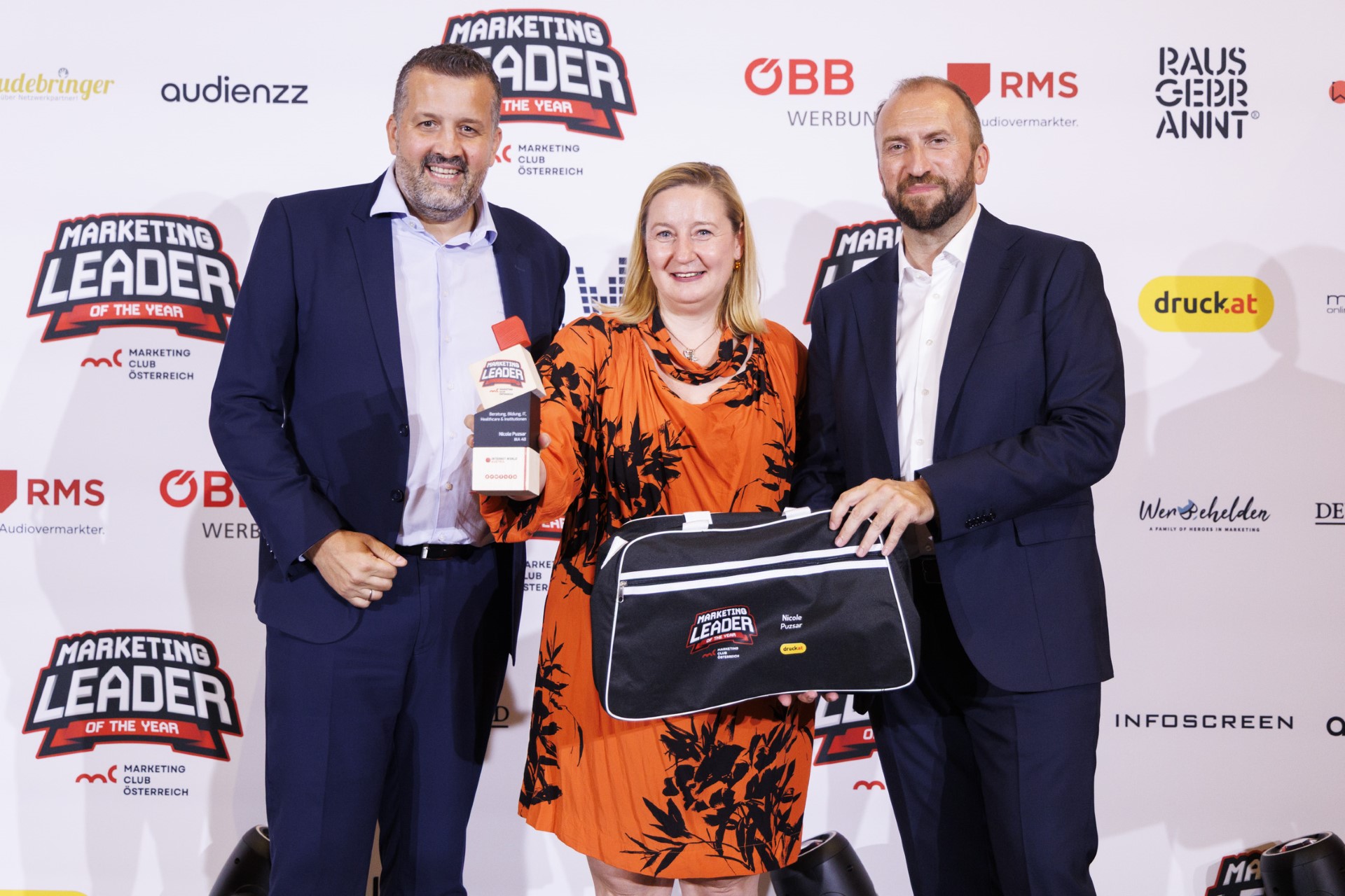 Nicole Puzsar, Werbung, Marketing und PR bei MA 48/Stadt Wien (mit Trophäe), wurde zum Marketing Leader of the year 2025 in der Kategorie Beratung, Bildung, Healthcare, IT & Institutionen gewählt. Mario Filipovic, Group Head Sales Management beim Kategoriesponsor GEWISTA und Marketing-Club-Österreich-Präsident Andreas Ladich, gratulieren.