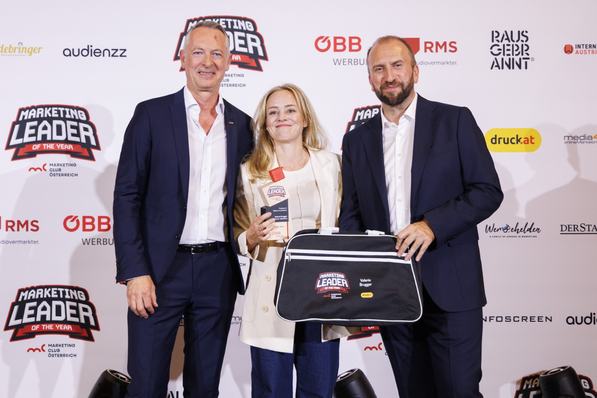 Valerie Brugger, Marketing- und Werbeleiterin der Wiener Städtischen Versicherung (mit Trophäe), wurde zum Marketing Leader of the year 2025 in der Kategorie Finanzen & Telekommunikation gewählt. Josef Almer, Head of Sales & Business Development beim Kategoriesponsor ÖBB-Werbung und Marketing-Club-Österreich-Präsident Andreas Ladich gratulieren.