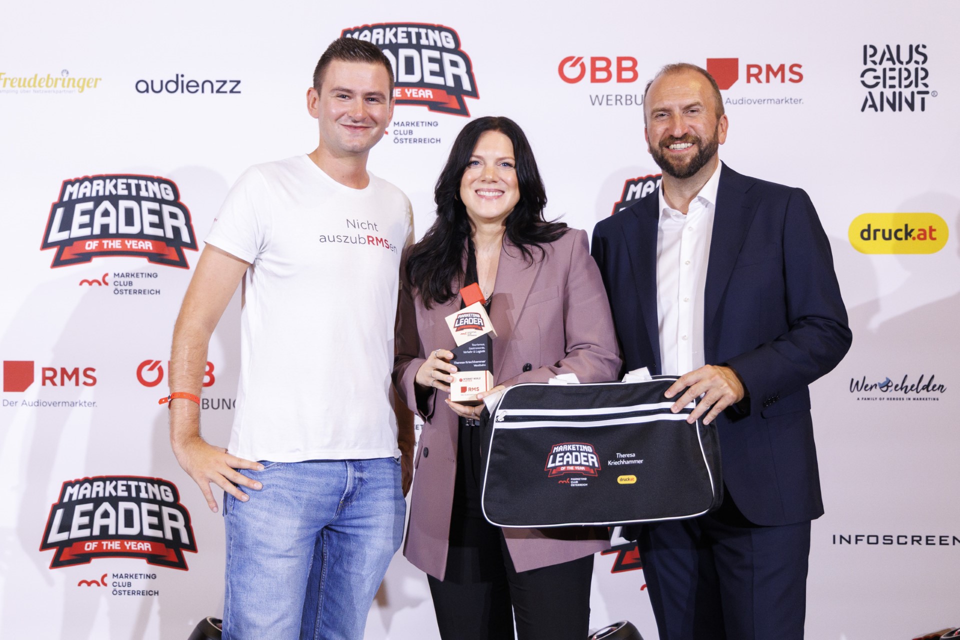 Theresa Kriechhammer, Marketingleiterin Westbahn (mit Trophäe) wurde zum Marketing Leader of the year 2025 in der Kategorie Tourismus, Gastronomie, Verkehr & Logistik gewählt. Josip Cukic, Head of Product Management Digital beim Kategoriesponsor RMS Austria und Marketing-Club-Österreich-Präsident Andreas Ladich gratulieren.