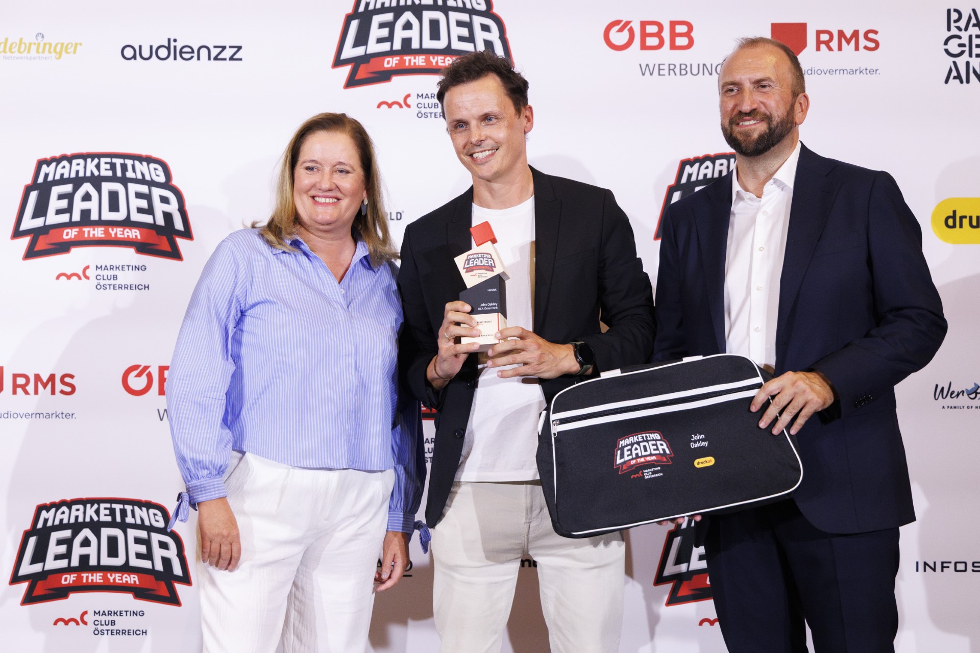 John Oakley, Marketingleiter IKEA Österreich (mit Trophäe), wurde zum Marketing Leader of the year 2025 in der Kategorie Handel gewählt. Stefanie Paffendorf vom Kategoriesponsor Infoscreen und Marketing-Club-Österreich-Präsident Andreas Ladich gratulieren.