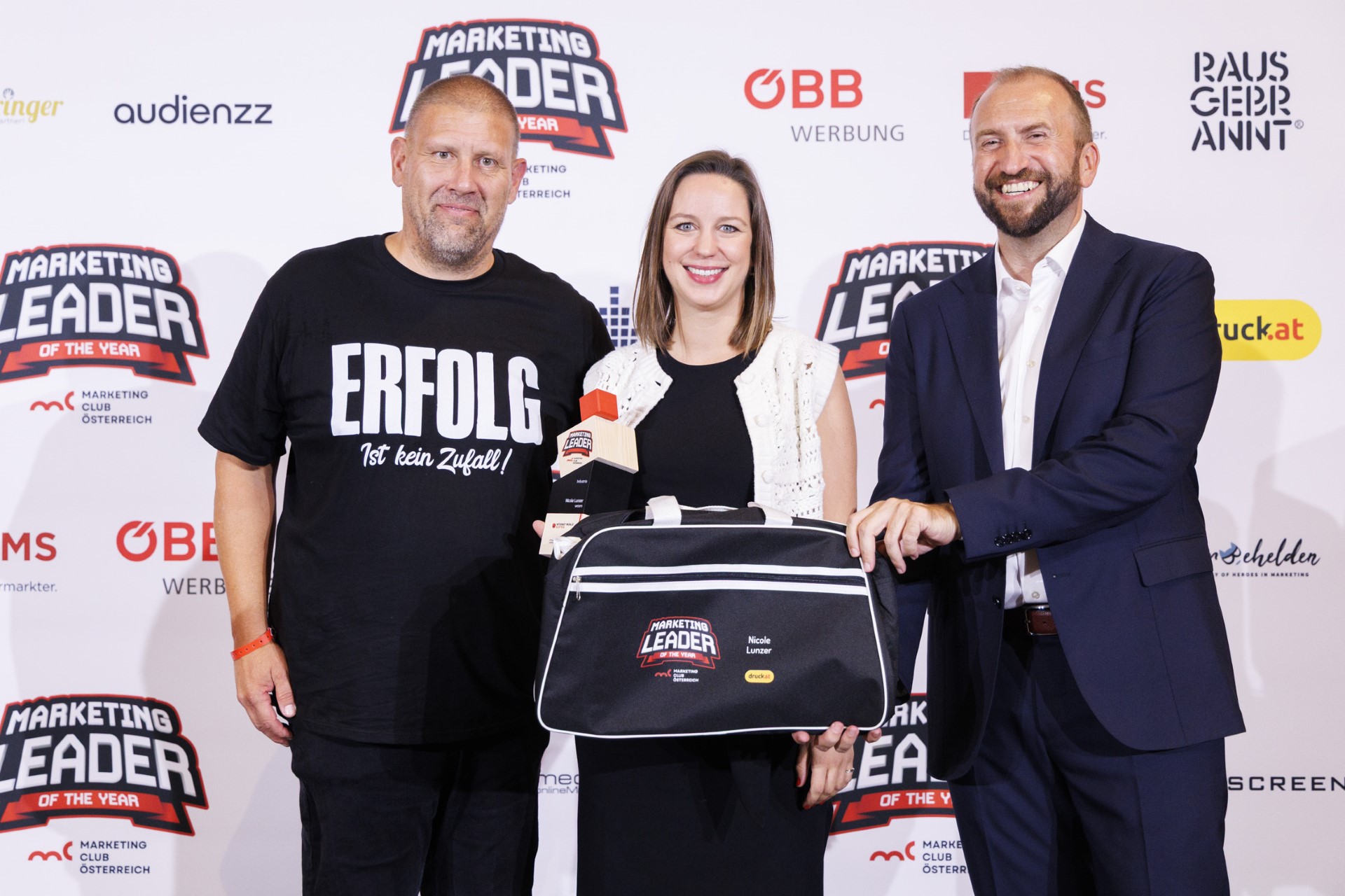 Nicole Lunzer, Marketingleiterin woom (mit Trophäe), wurde zum Marketing Leader of the year 2025 in der Kategorie Industrie gewählt. Peter Rosenkranz, Founder beim Kategoriesponsor media4more und Marketing-Club-Österreich-Präsident Andreas Ladich gratulieren.