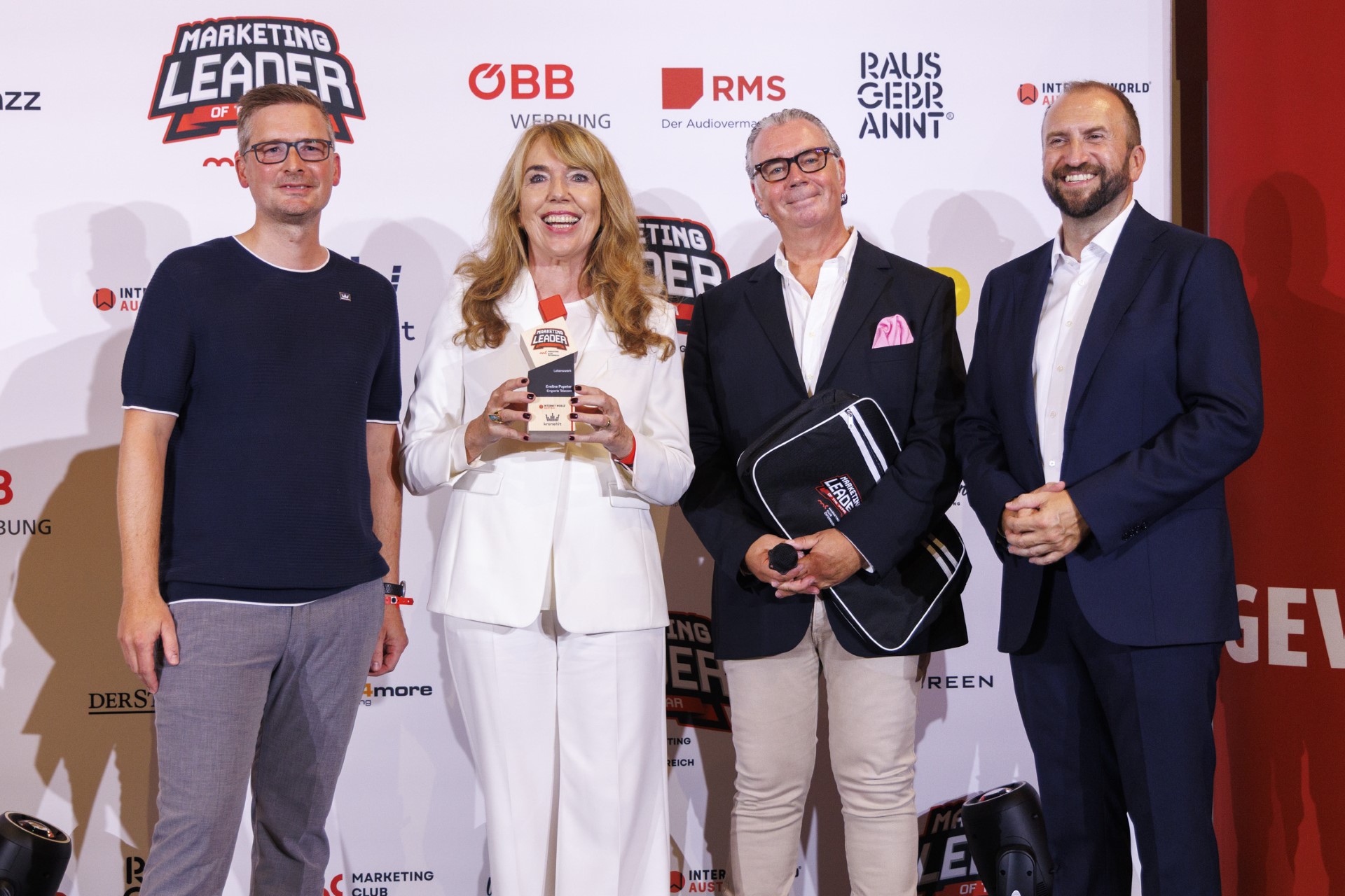 Eveline Pupeter, die Gewinnerin des Marketing Leader of the Year Awards für ihr Lebenswerk, gemeinsam mit Sonderpreis-Lebenswerk-Sponsor Martin Holzer von Kronehit, Maximilian Mondel, Chefredakteur von INTERNET WORLD Austria und Andreas Ladich, Präsident des Marketing Club Österreich.