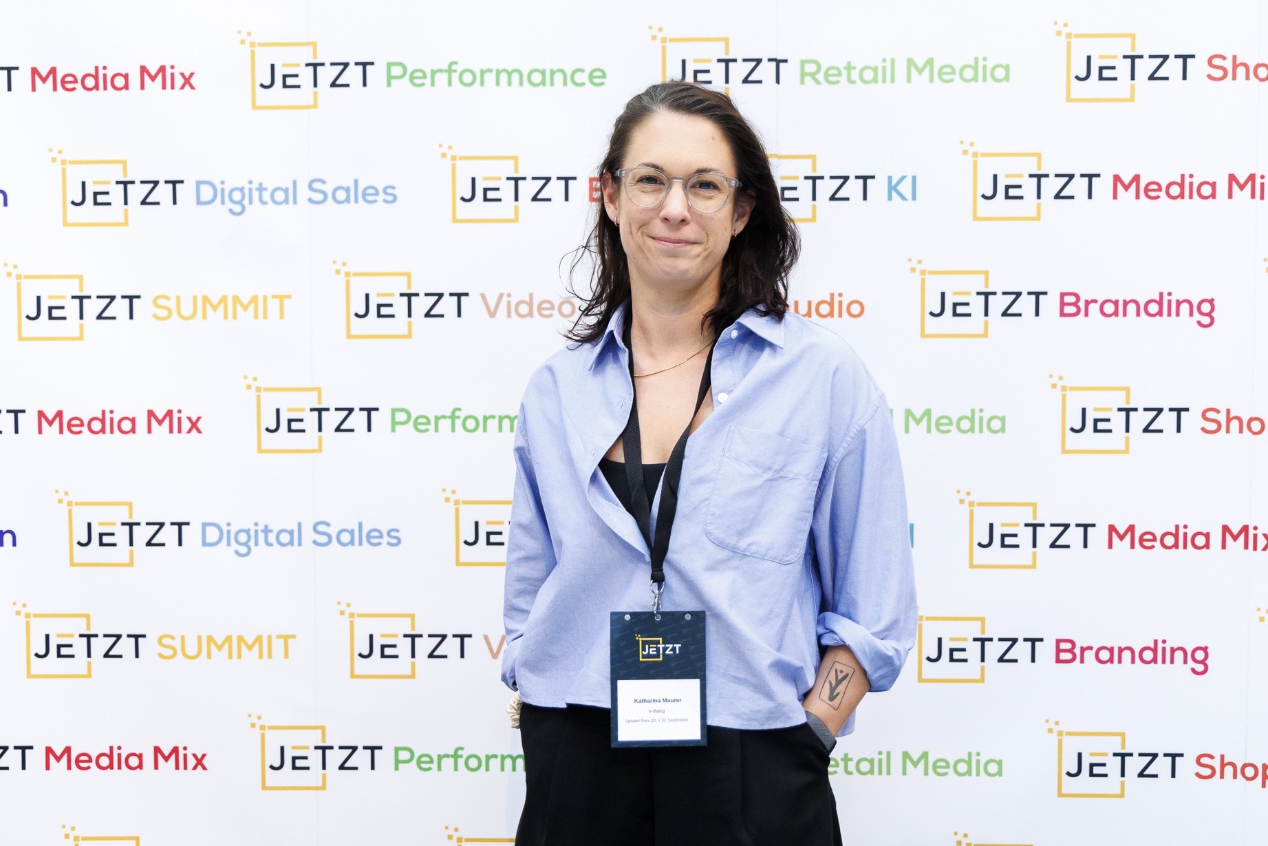 Katharina Maurer, Paid Search Lead e-dialog, präsentierte in ihrem Vortrag „Datengetriebener Lead-Boost für Toyota Österreich“ im Rahmen der JETZT Data Driven am 22. und 23. September 2026 in Wien, wie ihre Agentur aus dutzenden kleinen Händlerkampagnen eine zentrale, datengetriebene Lead-Gen-Kampagne für Toyota auf die Beine gestellt hat.
