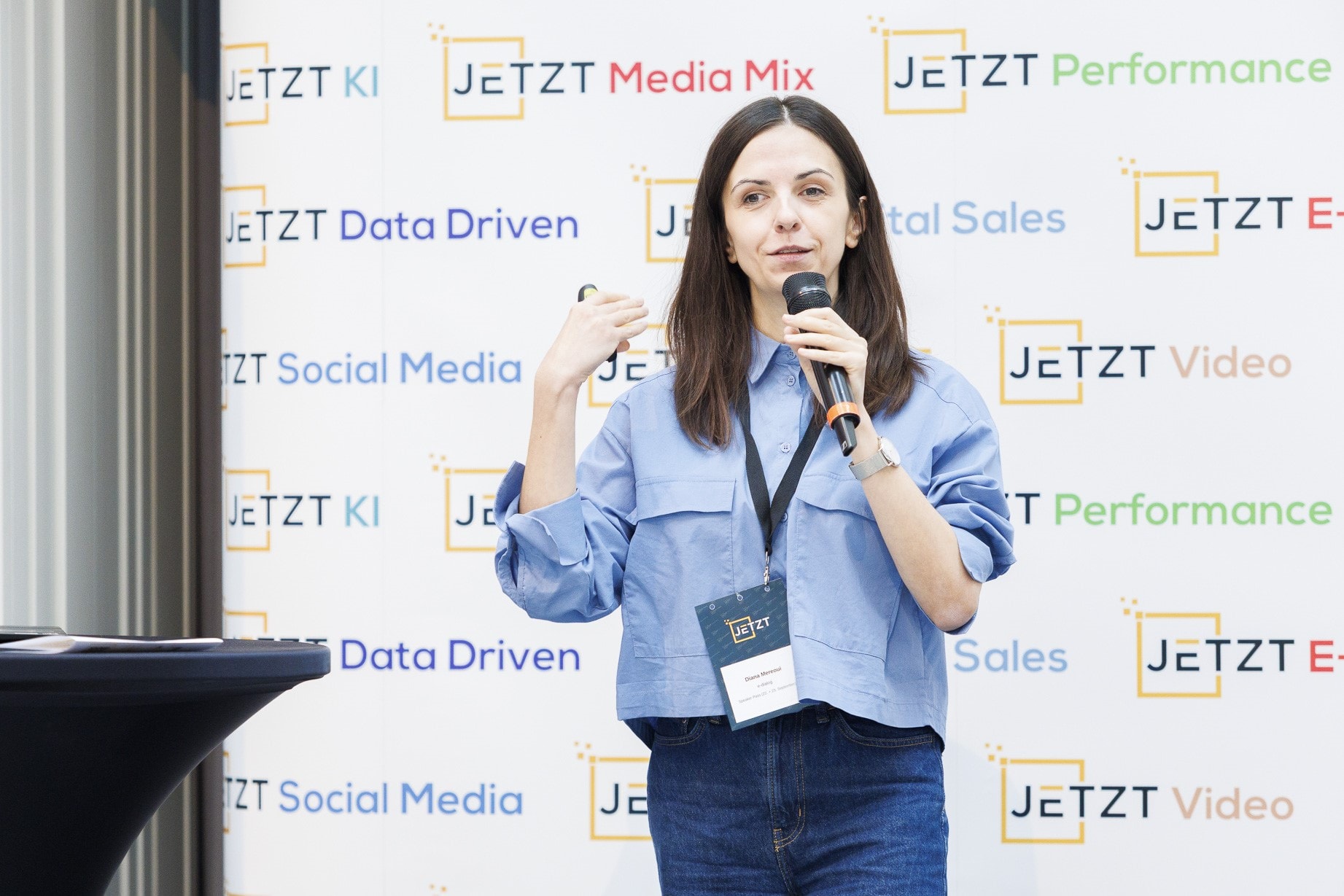 Diana Mereoiu, Paid Social Consultant bei der Agentur e-dialog, hielt bei der JETZT Data Driven am 22. und 23. September 2026 in Wien einen Workshop mit dem Titel „Der tote Winkel im Media-Mix: Diese Fehler verstecken sich in deinen Kampagnendaten“.