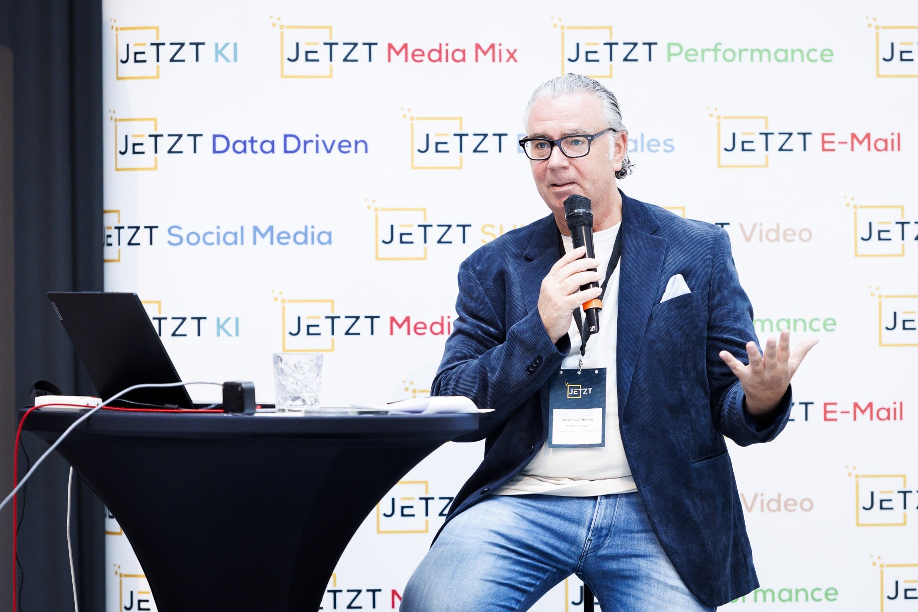 Maximilian Mondel, Co-Founder von MOMENTUM Wien, zeigte im Workshop „Creative use of data – wie man Daten in Marketing und Werbung kreativ einsetzen kann“ bei der JETZT Data Driven am 22. und 23. September 2026 in Wien anhand von internationalen Kampagnenbeispielen, wie man nackte Zahlen, Daten und Fakten für Marketing- und Werbezwecke kreativ inszenieren kann.