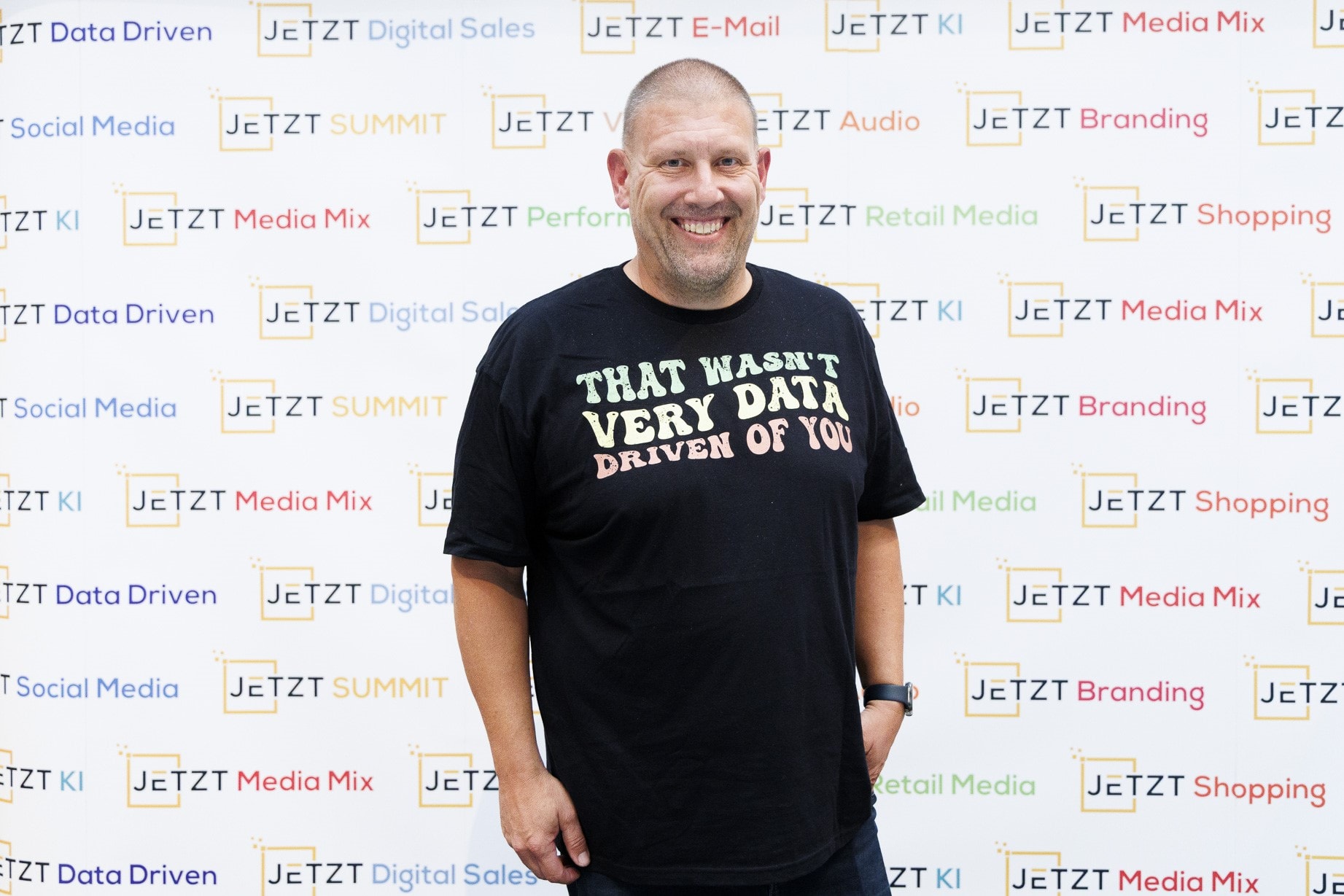 media4more-Founder Peter Rosenkranz widmete sich in seiner Keynote bei der JETZT Data Driven am 22. und 23. September 2026 dem Thema „Jenseits von Search & Social: Mit Smart Data und Cross-Channel-Distribution zum messbaren Media-Erfolg“.