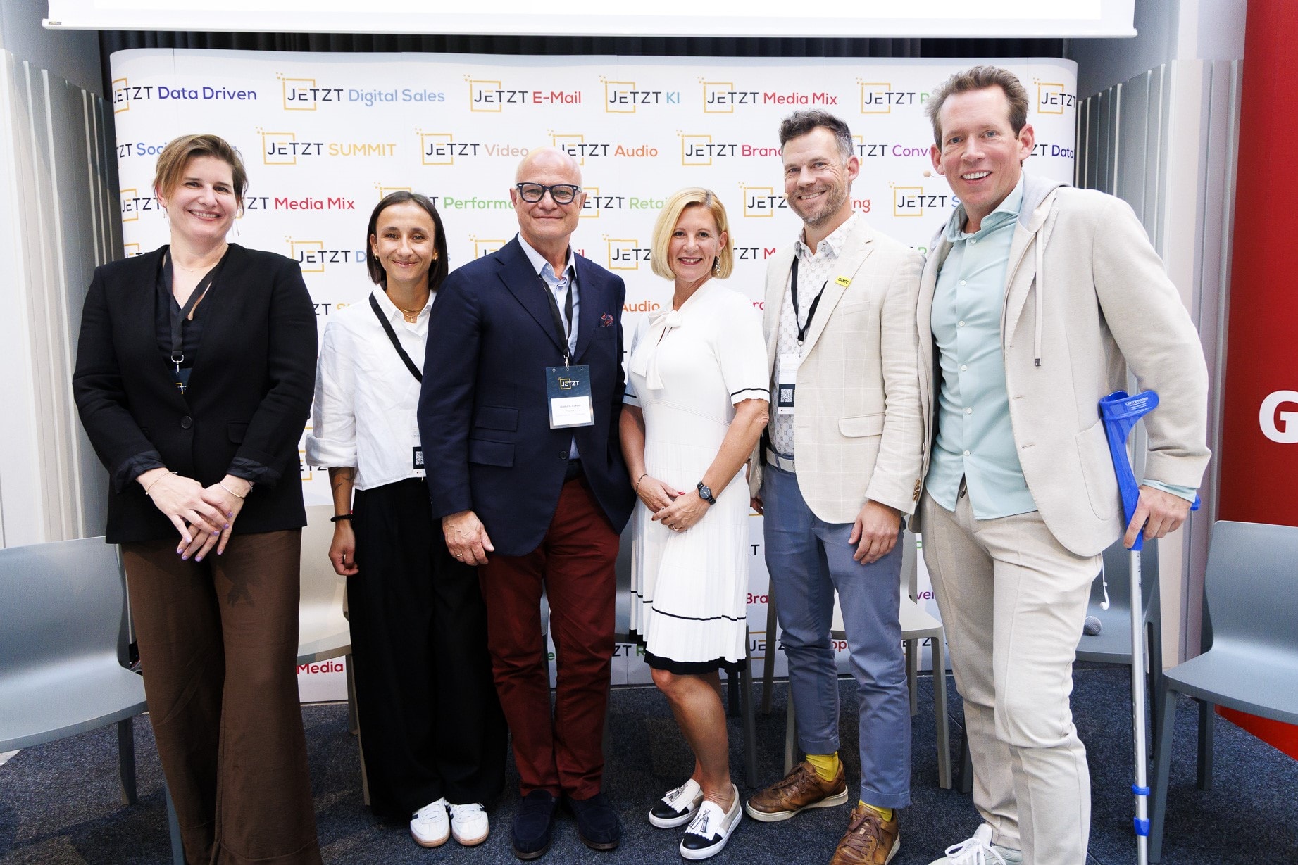 Eine Podiumsdiskussion bei der JETZT Data Driven am 22. und 23. September 2026 in Wien widmete sich der titelgebenden Fragestellung „Data Driven Marketing 2030 – was wird dann relevant sein, was wird dann obsolet sein?“: Bettina Schatz, Team Coordinator Sales Growth, Data Advertising & Market Analysis willhaben, Alexandra Lanz, Team Lead Performance Marketing bei der Agentur pixelart, Walter H. Lukner, Payback-Österreich-Geschäftsführer, Alexandra Vetrovsky-Brychta, DMVÖ-Präsidentin, Stefan Lorbeer, Leiter Marketing Communication ÖAMTC und Moderator Eugen Schmidt, Founder der Agentur AboutMedia.