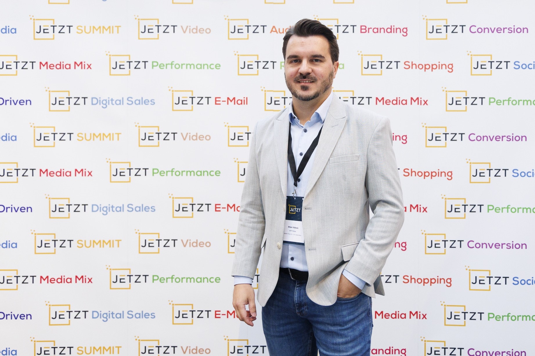 Milan Vidovic, Senior Vice President Data, Tech & Analytics WPP Media, hielt bei der JETZT Data Driven am 22. und 23. September 2026 in Wien eine Keynote mit dem Titel „Beyond Prompt Engineering: Die neue Kompetenzpyramide für datengetriebene Marketer“.